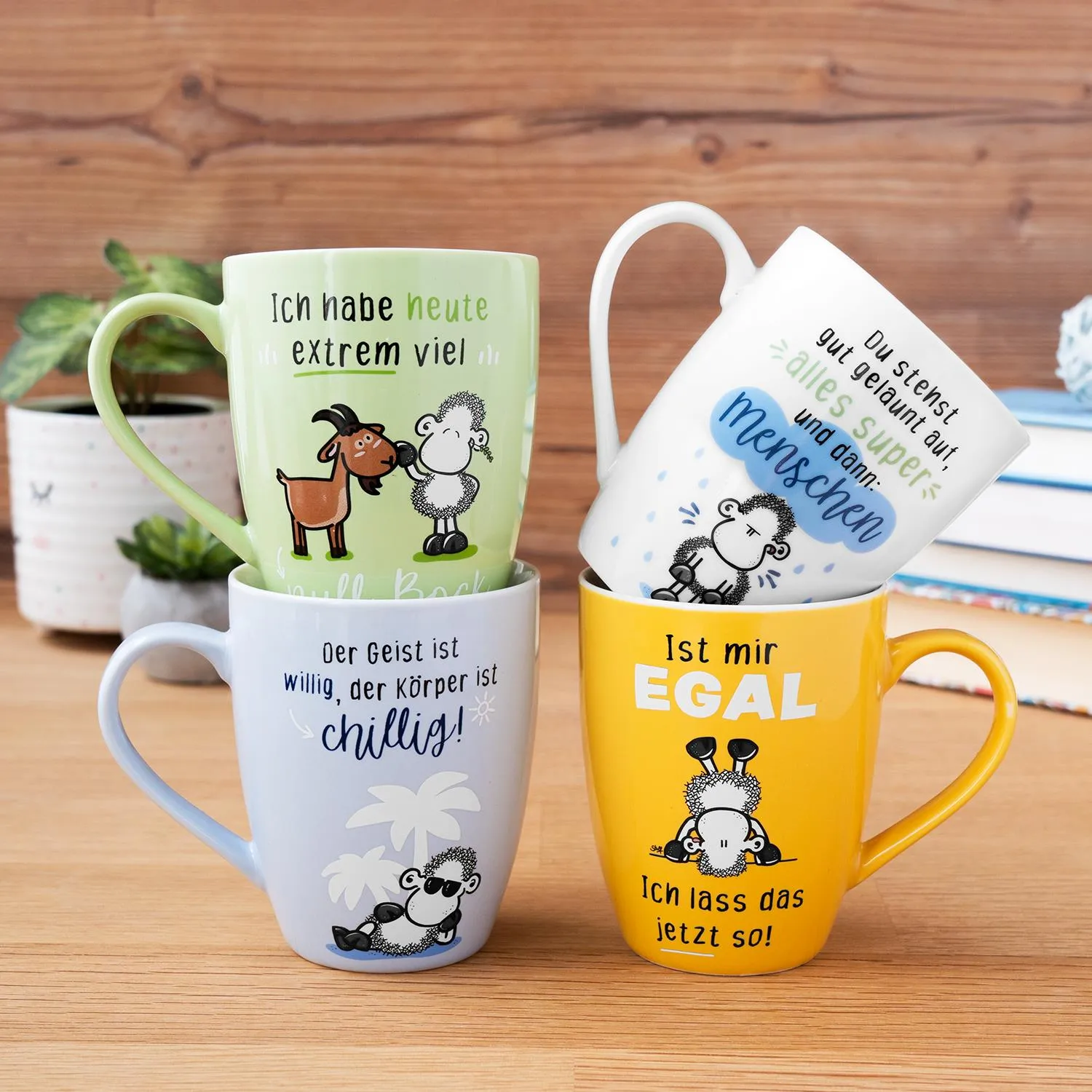 Vier pastellfarbene Becher mit Schäfchen-Motiven und Sprüchen, 350 ml, Geschenkbox