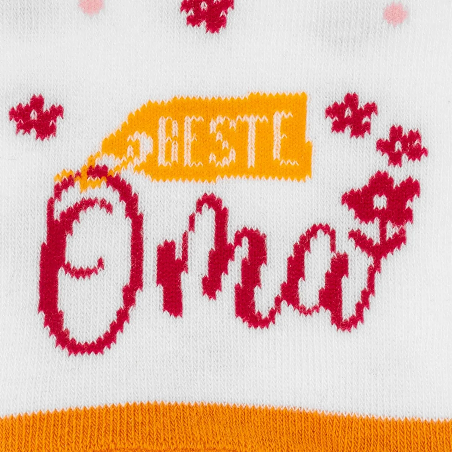Weiße Socke mit rosa Schriftzug 'Oma' und orangefarbenem Banner 'Beste'.