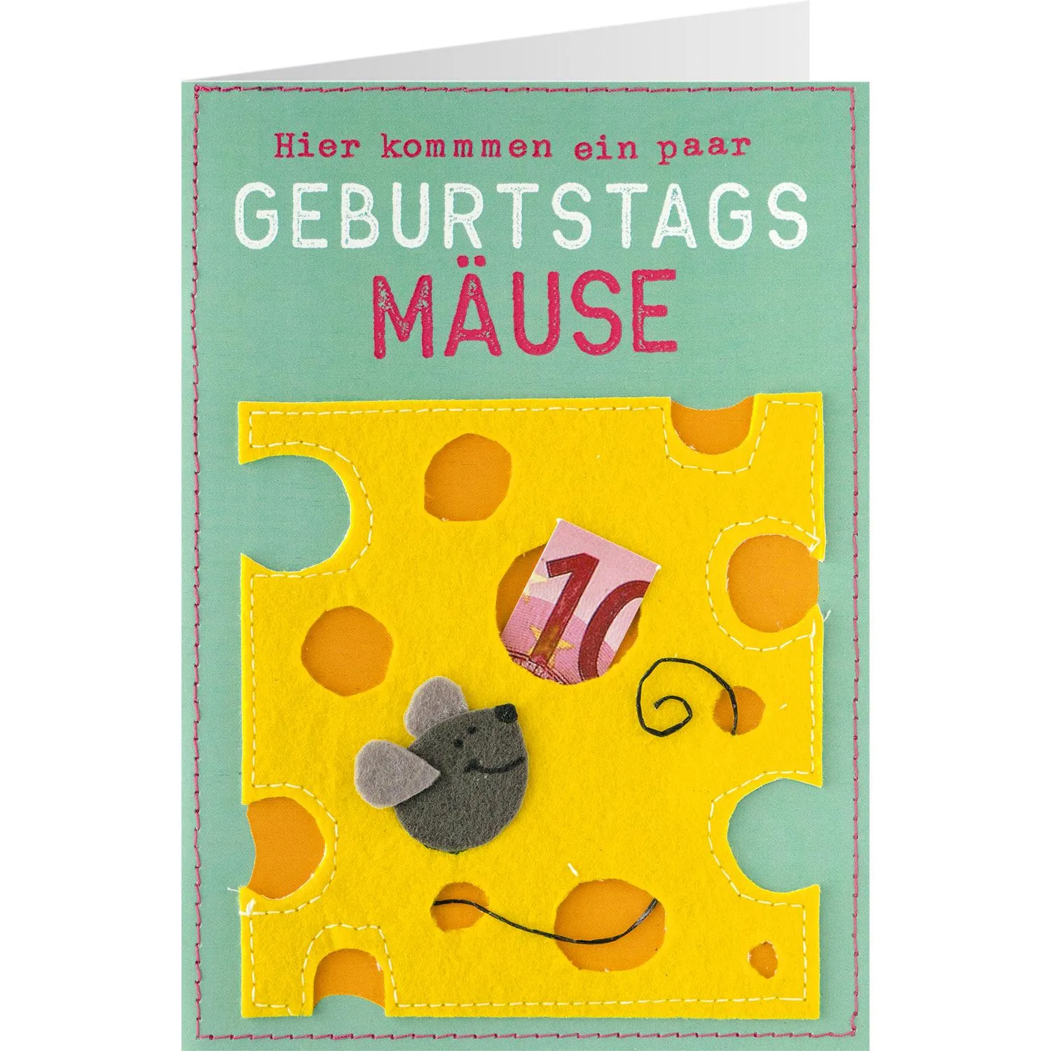 Geburtstagskarte mit Filz-Maus auf gelbem Käsemotiv vor pastellgrünem Hintergrund, Hochformat.