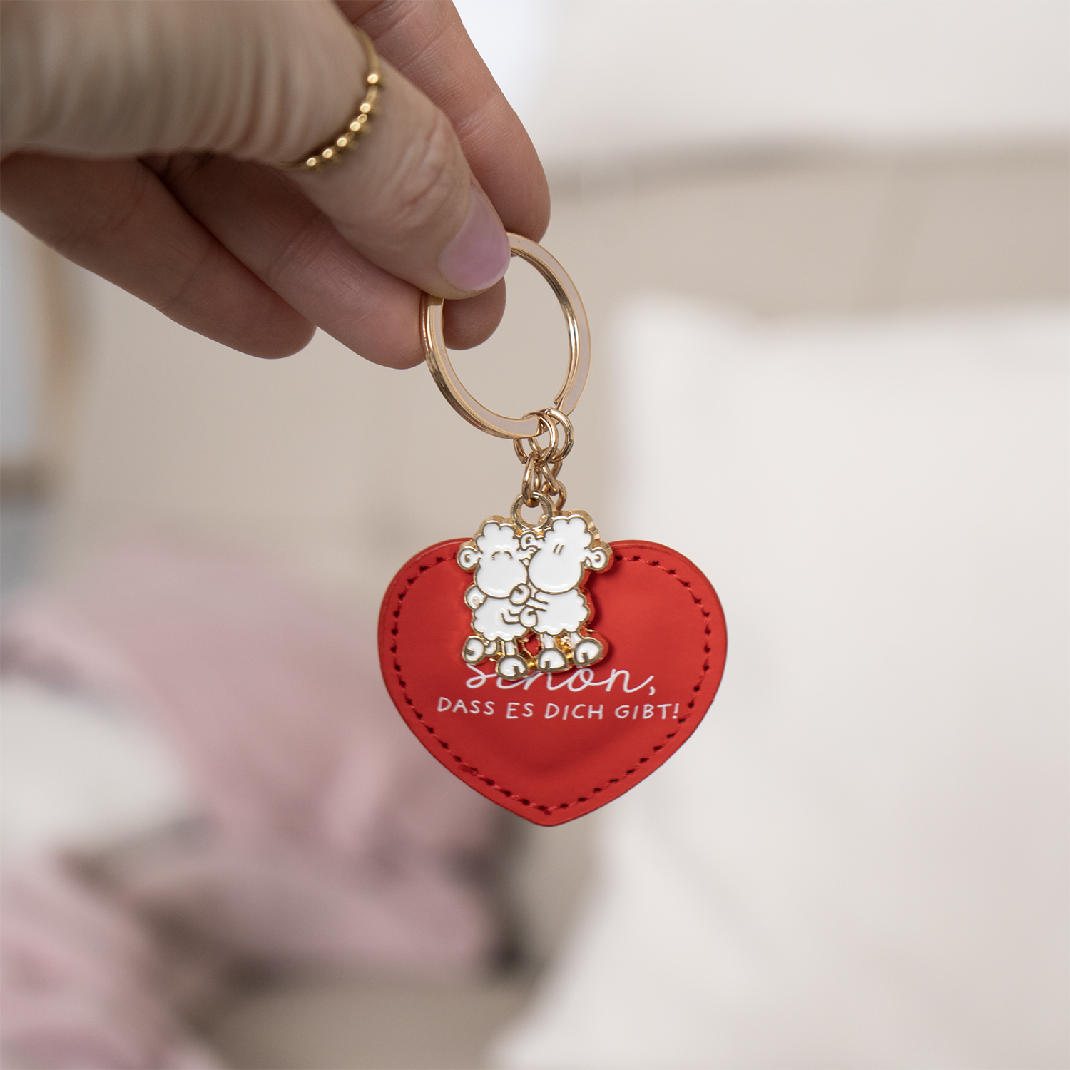 Roter Herz-Schlüsselanhänger mit zwei Schäfchen und goldfarbenem Ring