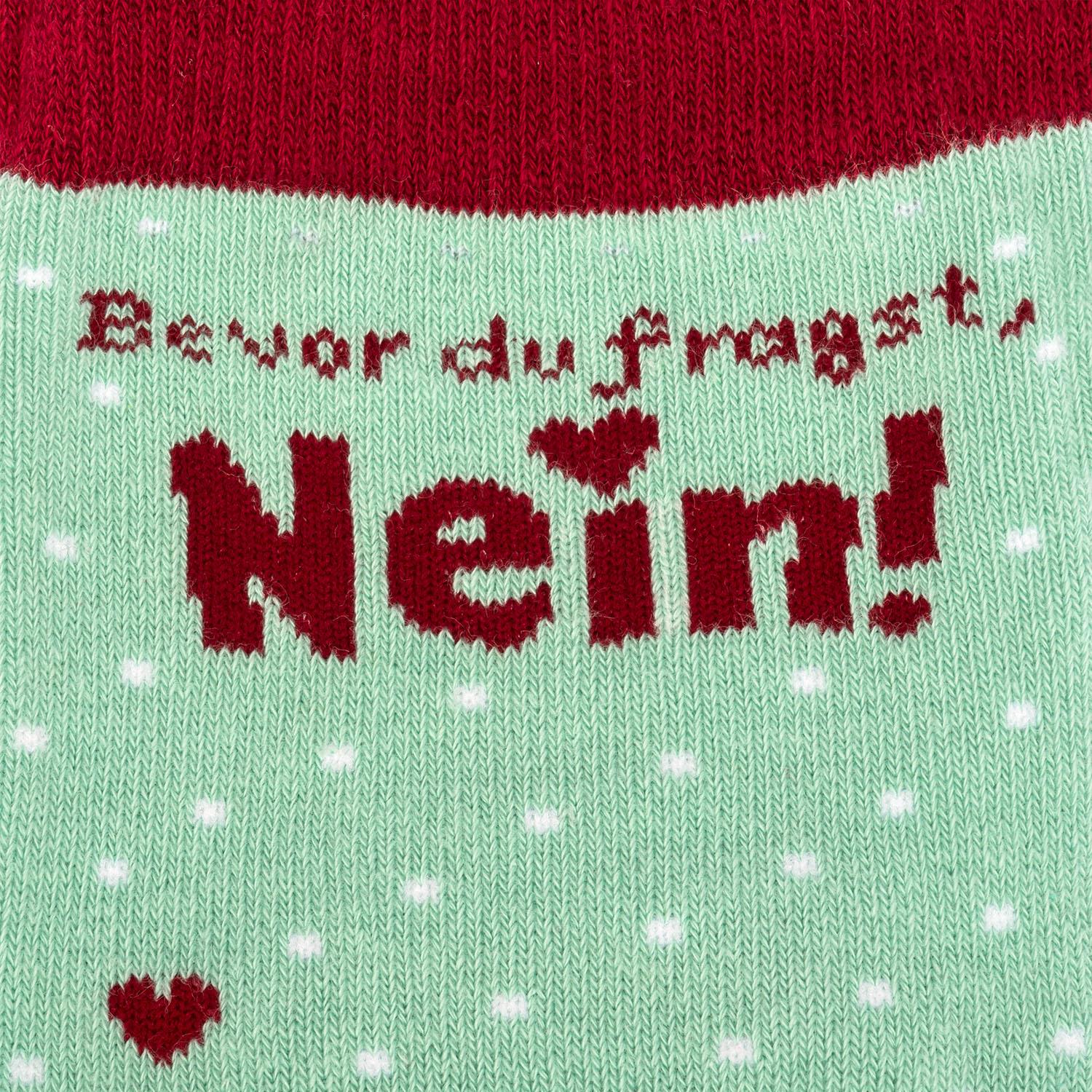 Pastellgrüne Socke mit rotem Bündchen und rotem Aufdruck 'Nein!'
