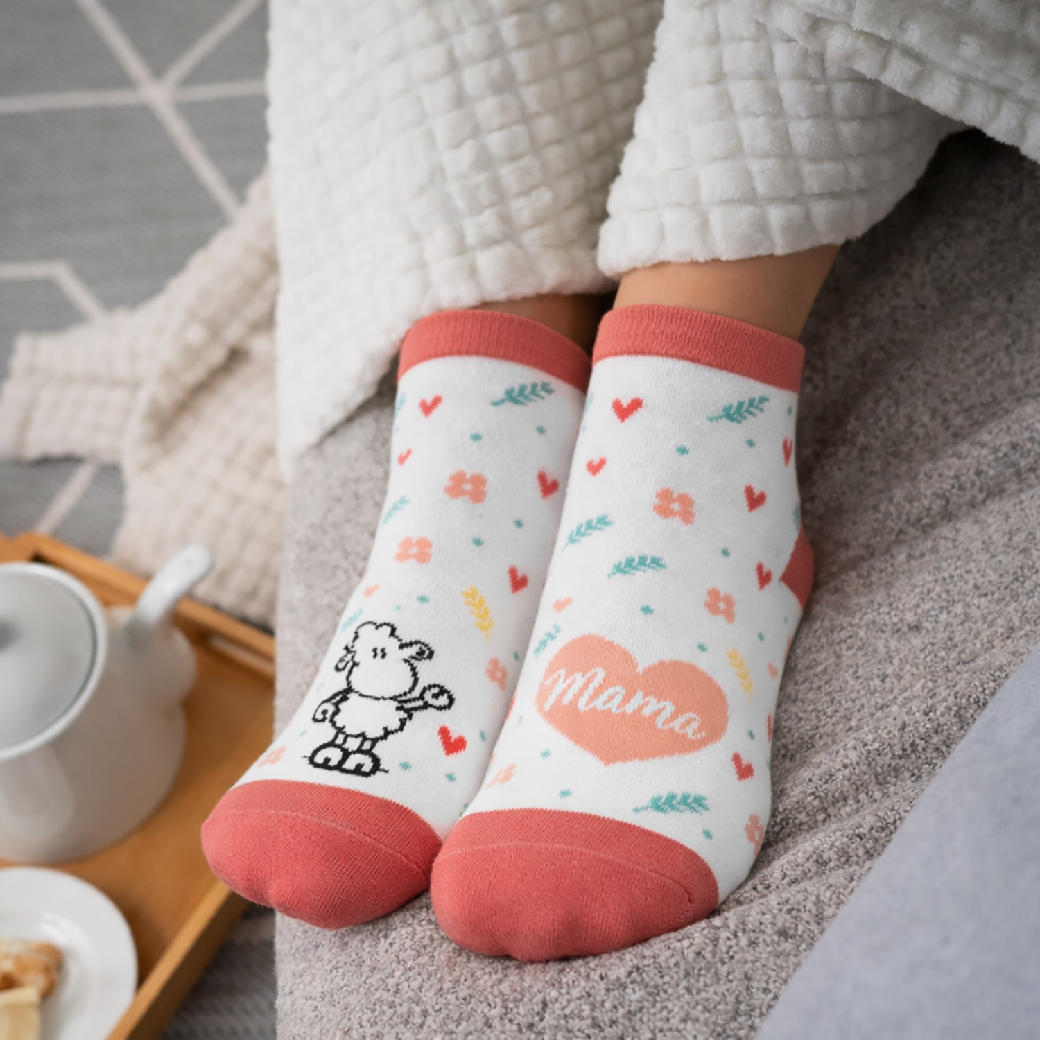 Weißes Sockenpaar mit rosa Rand, Schäfchen- und Herzmotiv – Mama