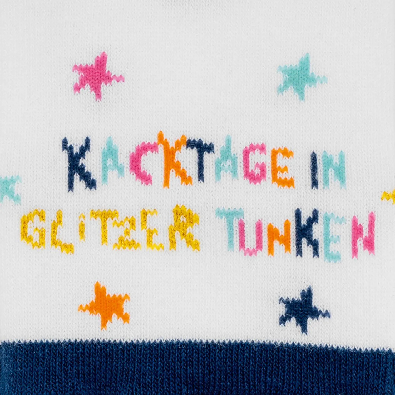 Weißer Sock mit buntem Textmotiv und Sternchen.