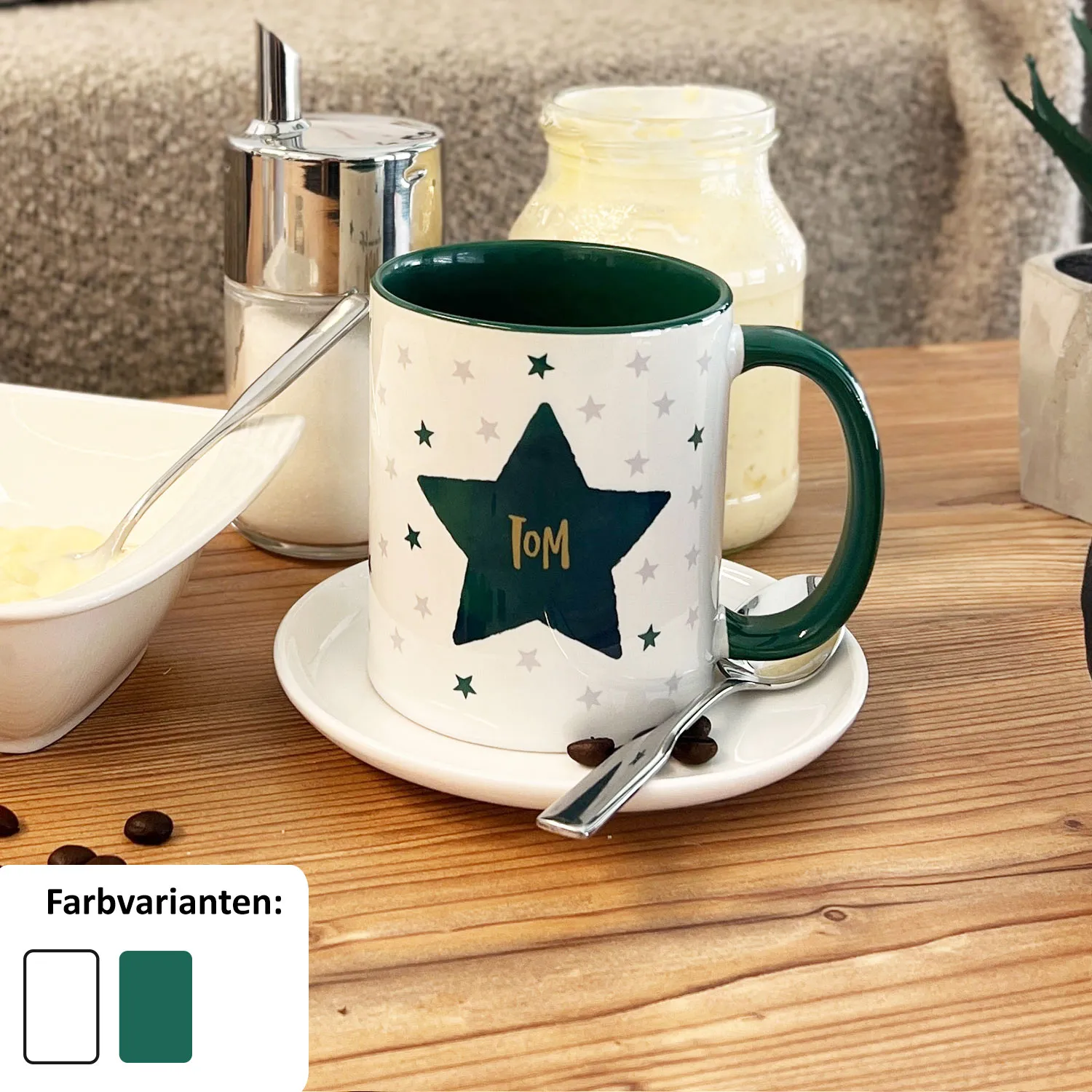 Weiße Porzellan-Tasse mit grünem Henkel, großem Stern und Namenszug 'Tom'.