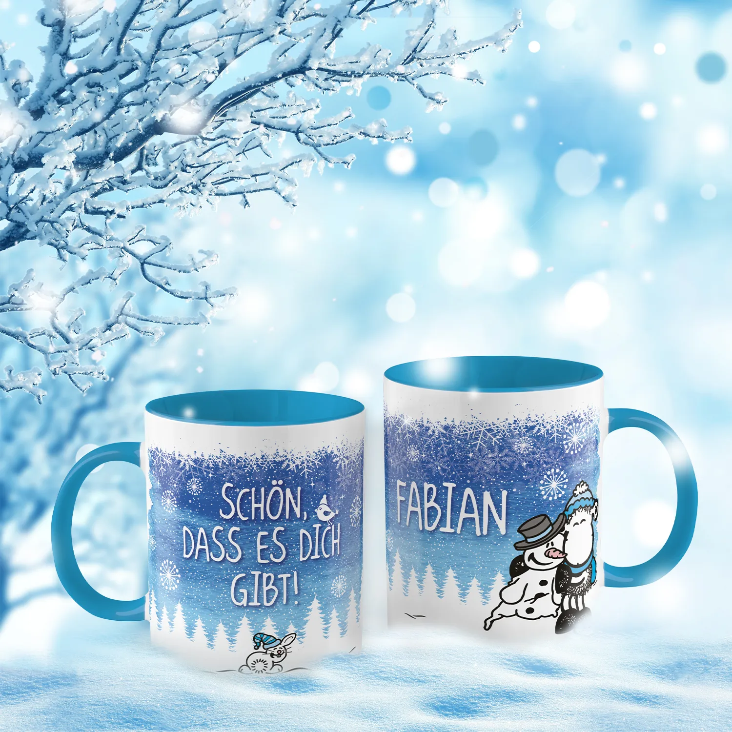 Personalisierte Porzellan-Wintertasse mit Schäfchen und Schneemann auf blauem Muster