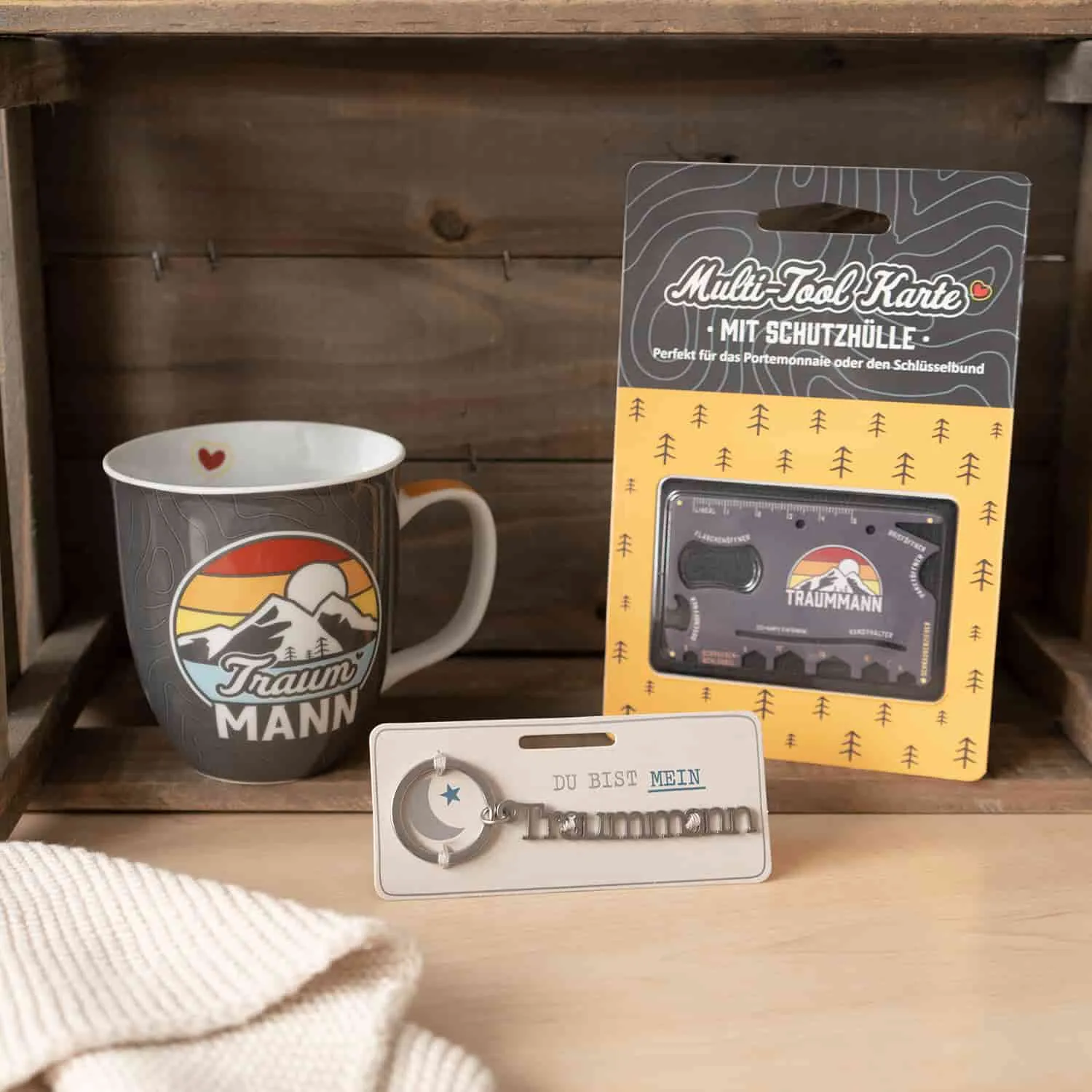 Geschenkset bestehend aus Tasse, Schlüsselanhänger und Toolkit