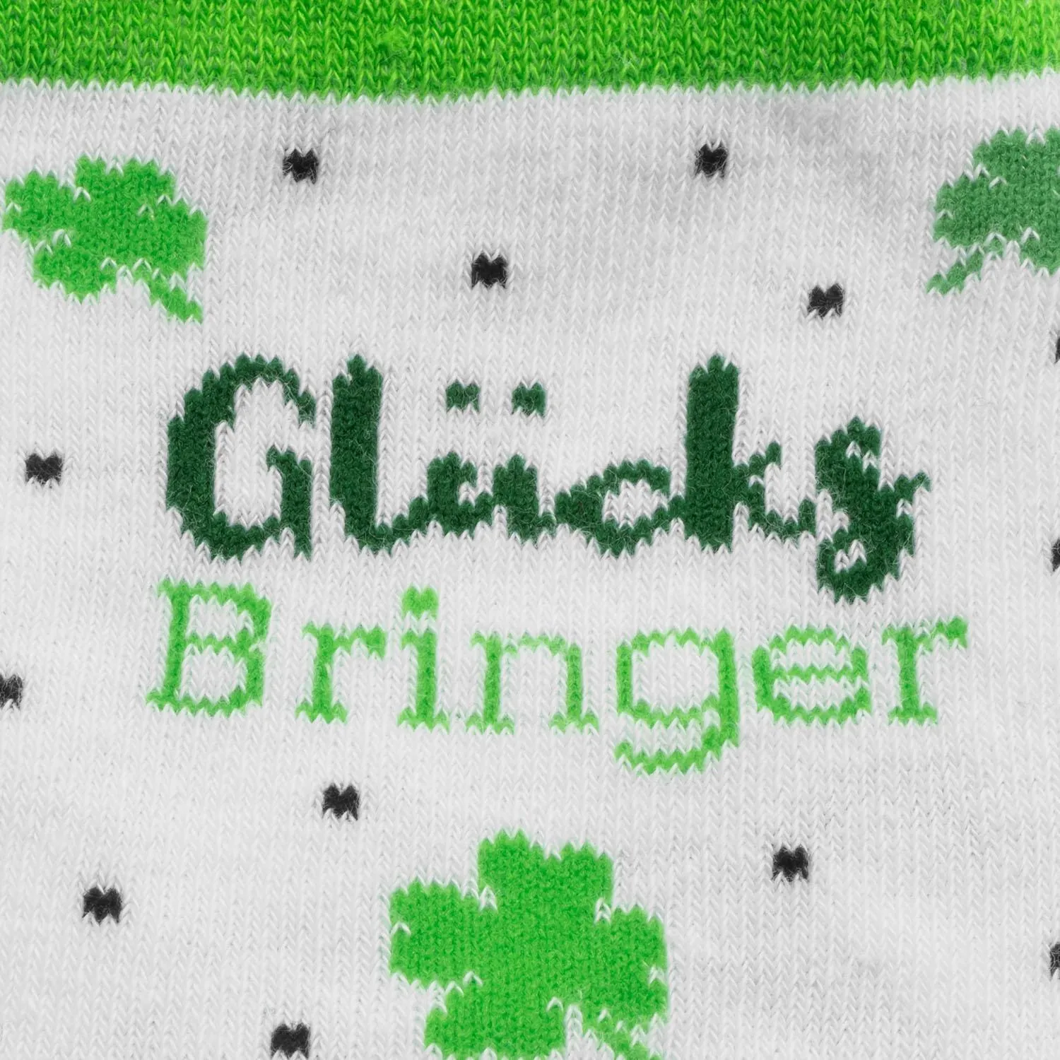 Socken mit Kleeblattform und Glücks-Schriftzug auf weißem Strick