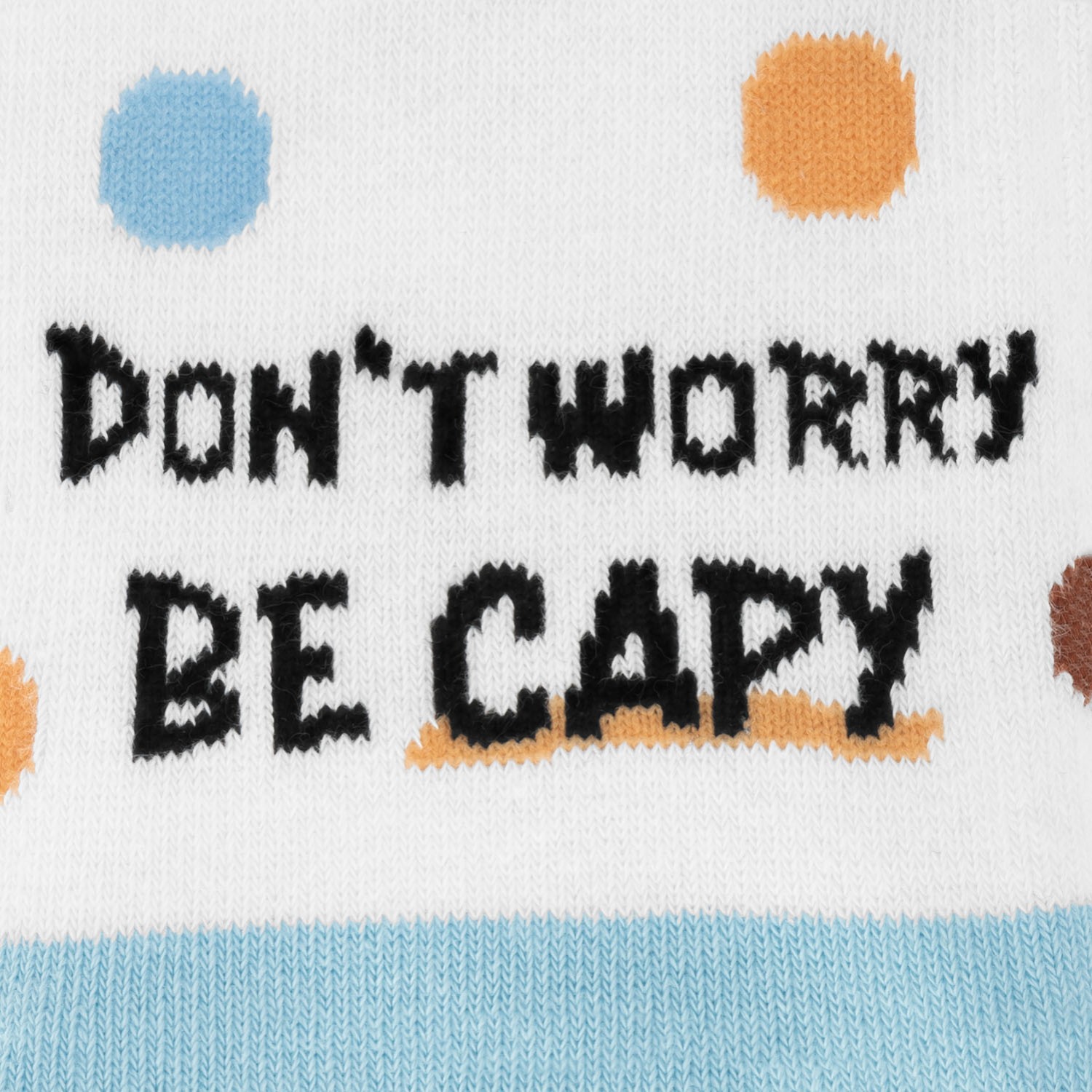 Weiße Zaubersocken mit Spruch 'DON'T WORRY BE CAPY' und bunten Tupfen in Blau und Orange.