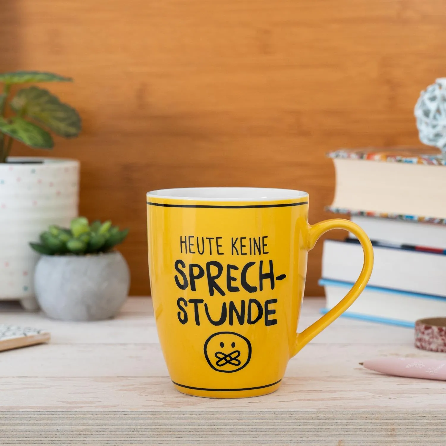 Gelber Keramikbecher mit Spruch 'HEUTE KEINE SPRECHSTUNDE' und Emoji
