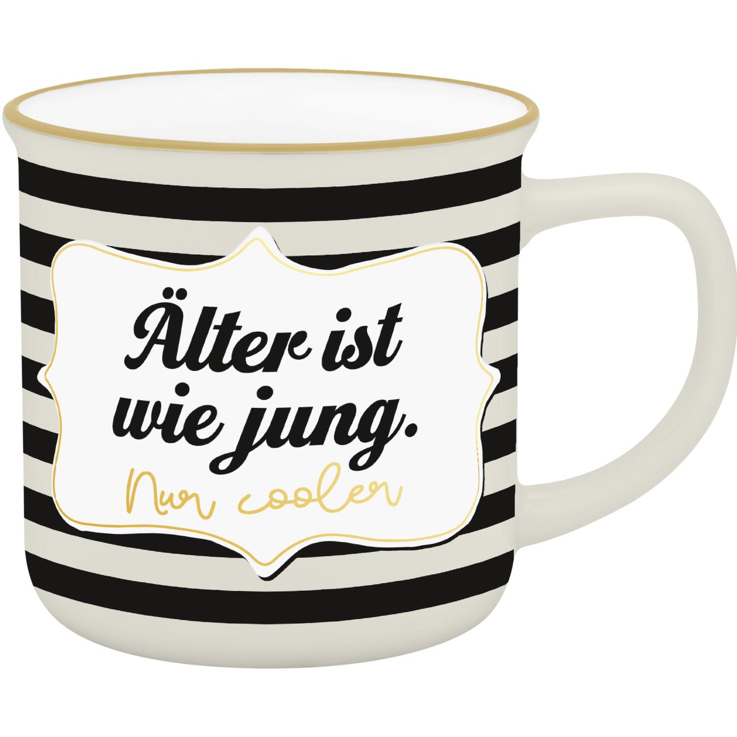 Becher mit Schwarz-Weiß-Streifen, goldenen Akzenten und Label mit Spruch.
