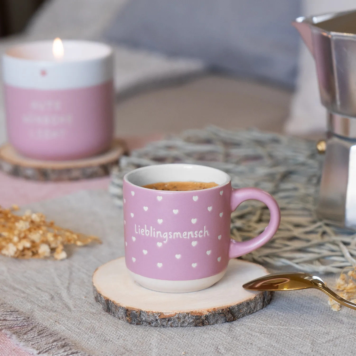 Rosa Espressotasse mit Herzchenmuster und dem Schriftzug 'Lieblingsmensch'