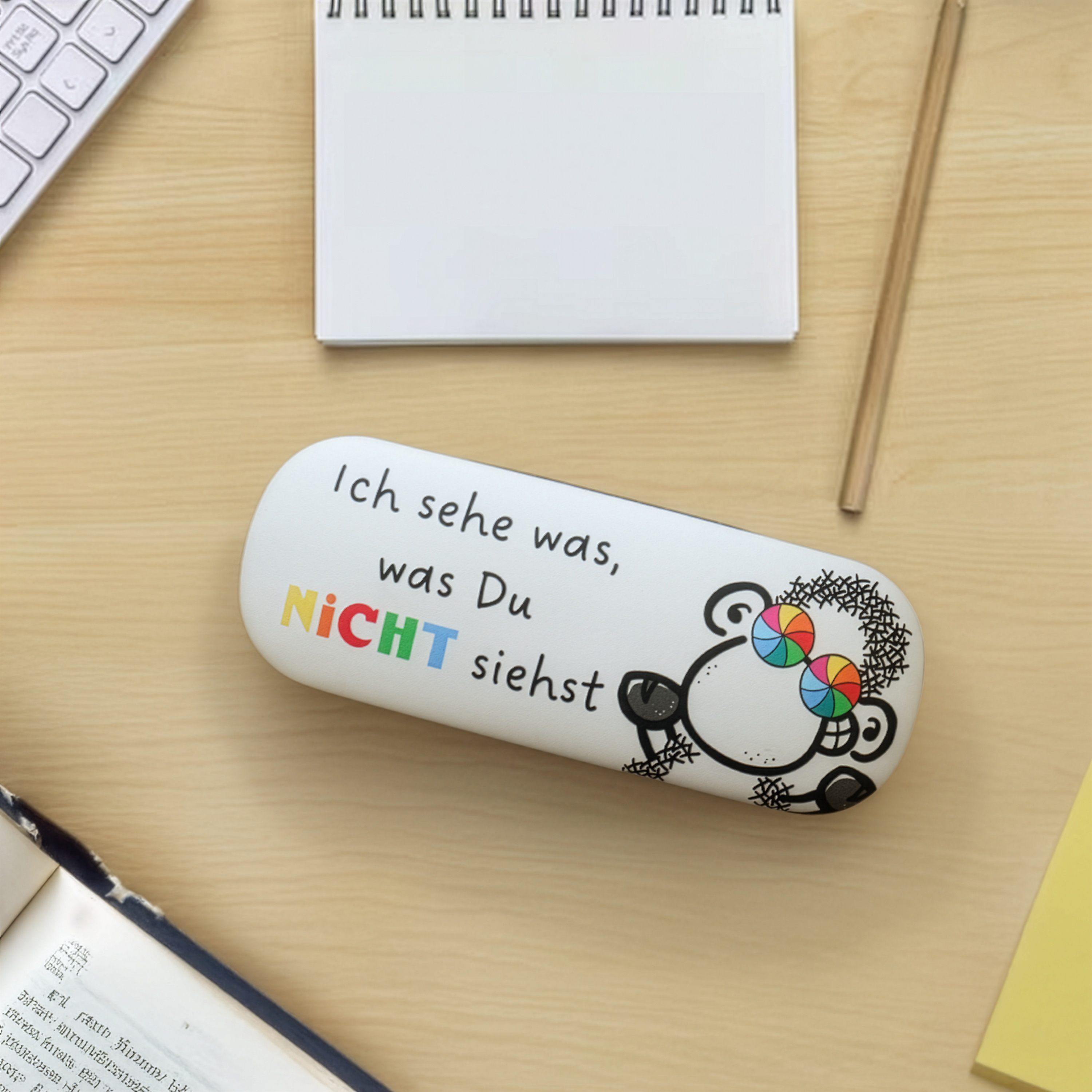 Weißes Hartschalen-Brillenetui mit Schaf-Motiv und bunten Brillen, Innenfutter aus Samt