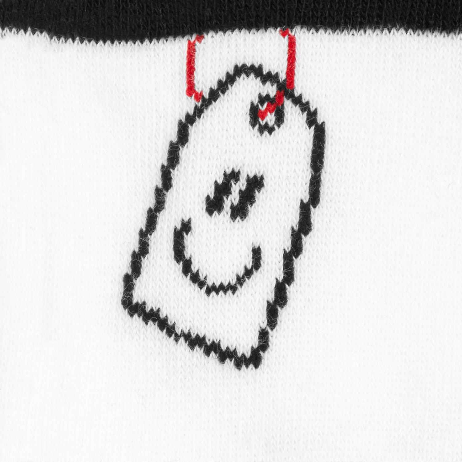 Zaubersocken mit stylisiertem Schaf-Motiv, weiße Socke, schwarze Konturen, roter Akzent.