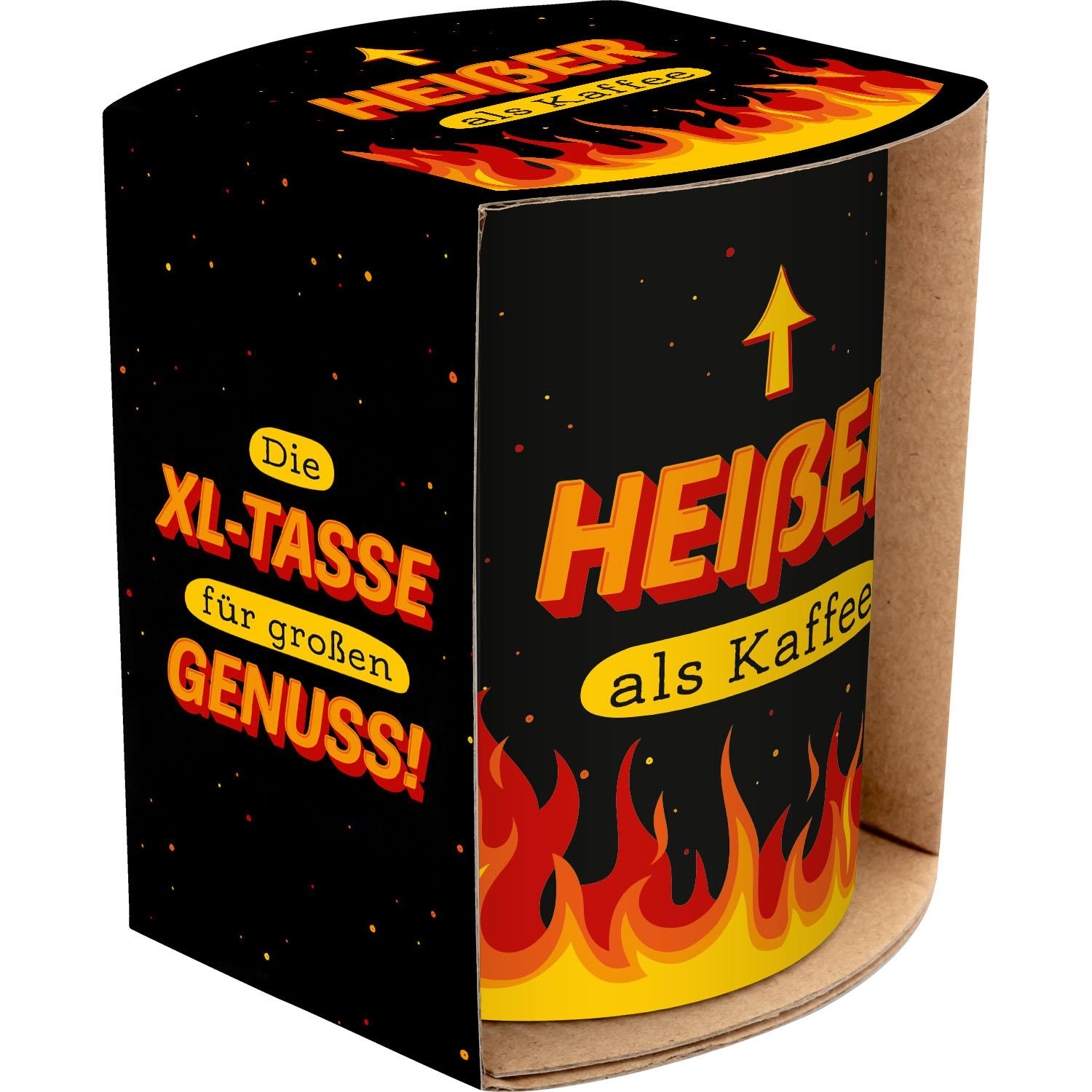 XL-Tasse in schwarzer Verpackung mit Flammenmotiv und Heißer als Kaffee Schriftzug