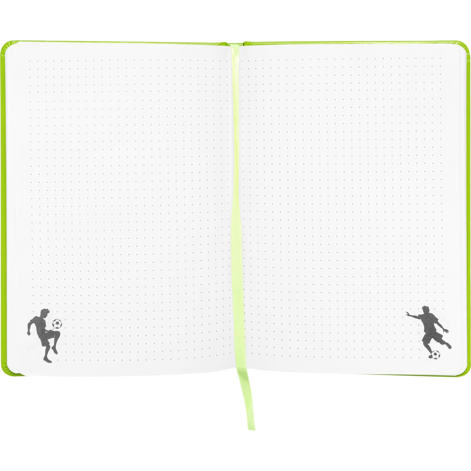 Neon-grünes Fußball-Notizbuch mit Punkteraster, Hardcover und Fußball-Silhouetten an den Ecken.