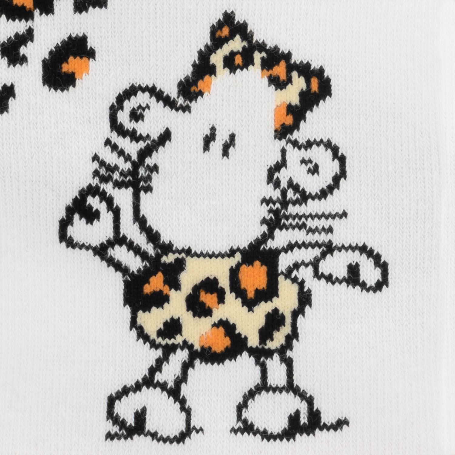Zaubersocken Bestie! – Weiße Socken mit süßem Schäfchen-Motiv in Schwarz, Beige und Orange.