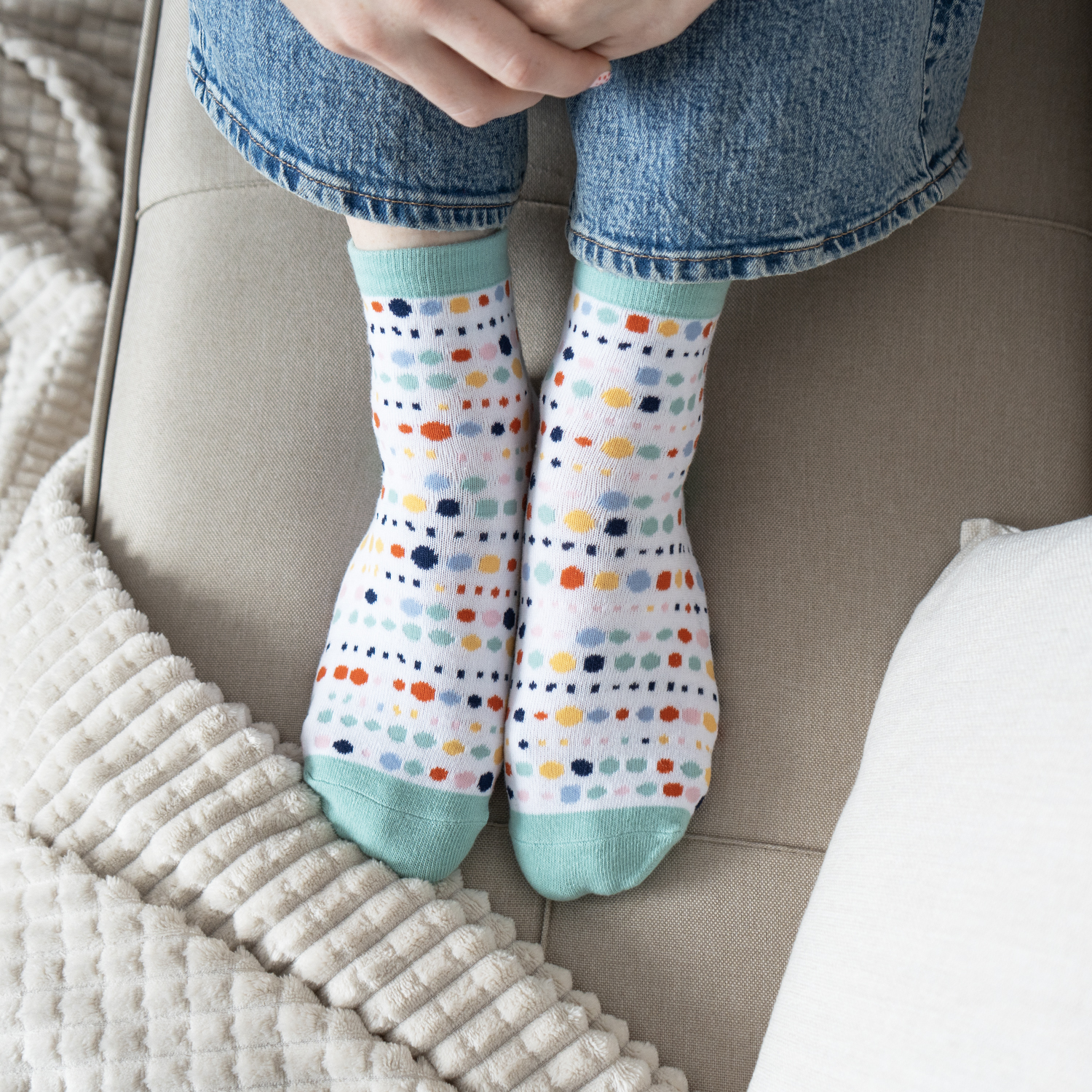 Weiße Zaubersocken mit bunten Punkten in Pastellfarben