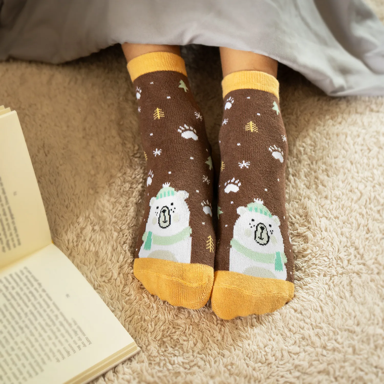 Braune Zaubersocken mit Eisbär-Motiv und gelbem Bündchen