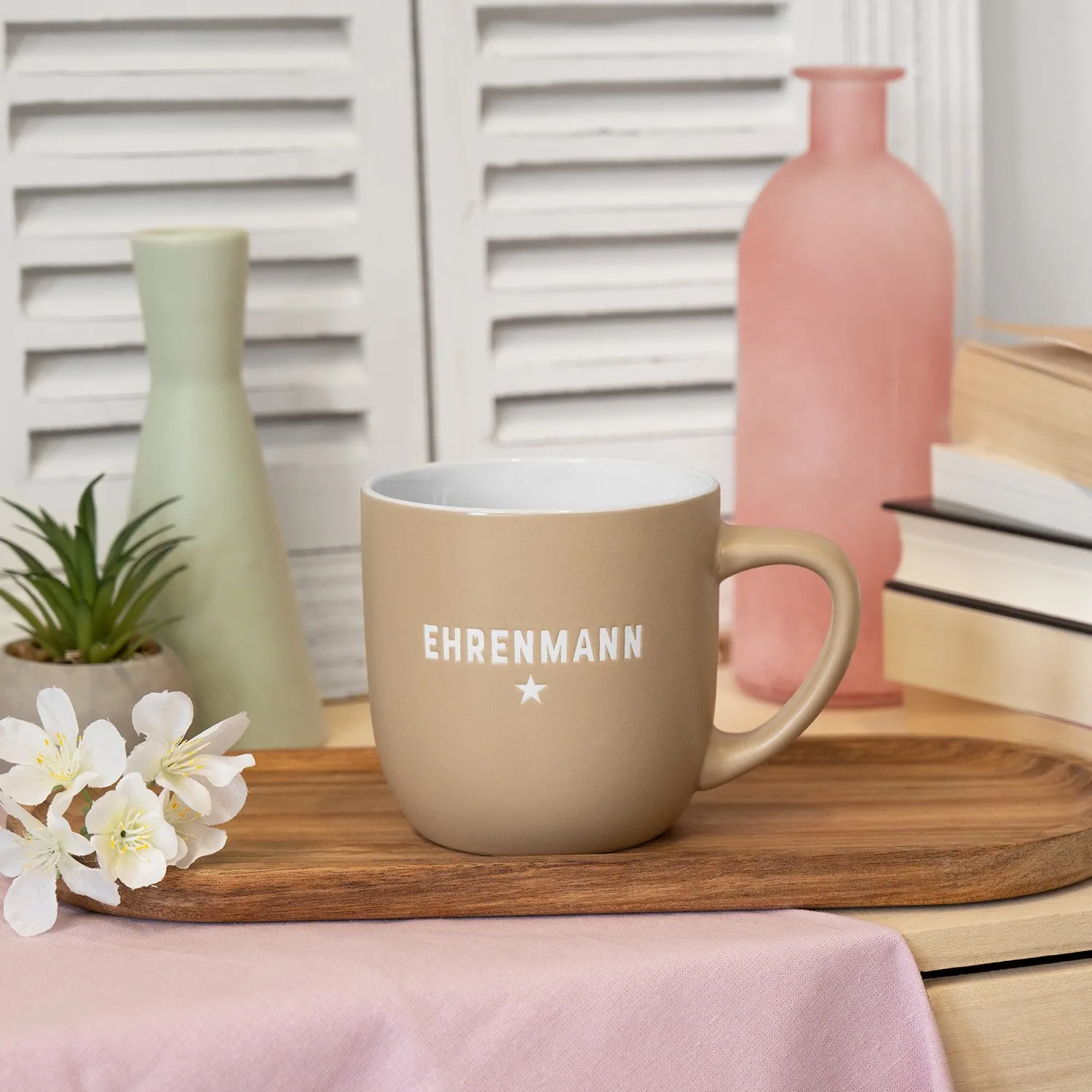 Beigefarbene Steinzeug-Lieblingstasse mit EHRENMANN-Schriftzug und Stern