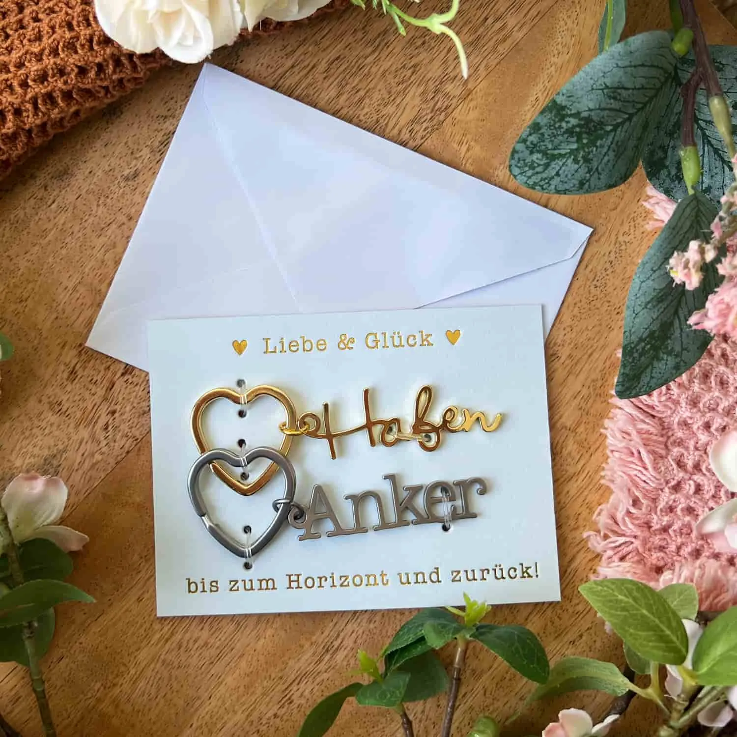 Schlüsselanhänger-Set mit einmal dem Wort "MrsRight" in der Farbe gold und dem Wort "MrRight" in der Farbe silber