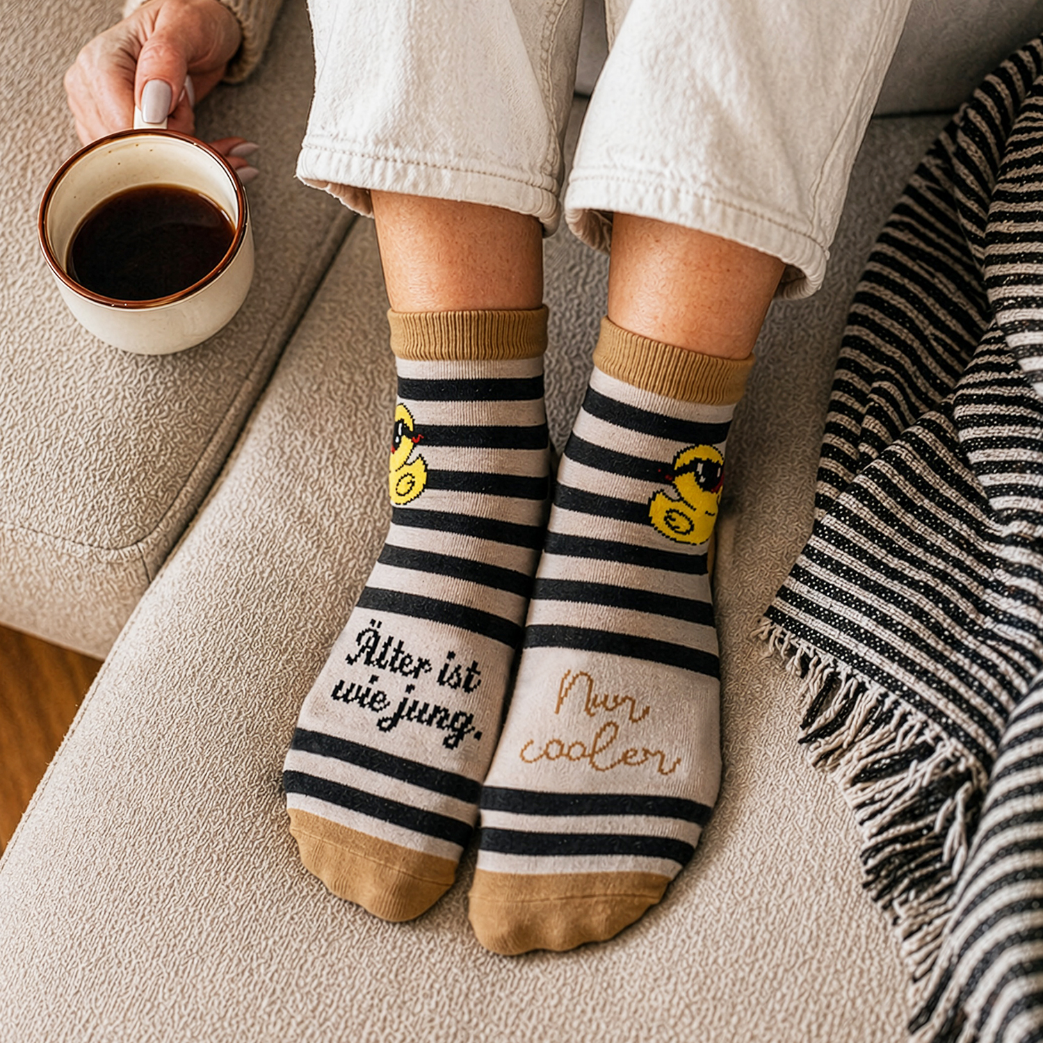 Socken mit schwarzen Streifen, Entenmotiven und braunen Bündchen – gemütlich und lustig.