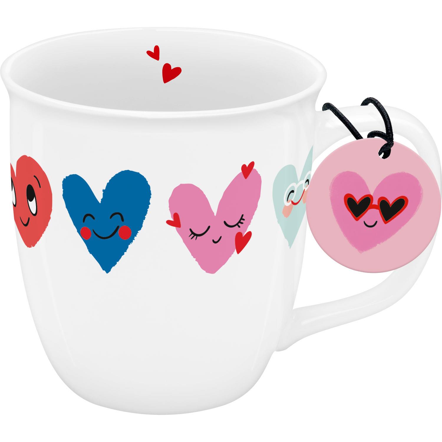 Weiße Porzellanstasse mit bunten Herzmotiven und Geschenktag