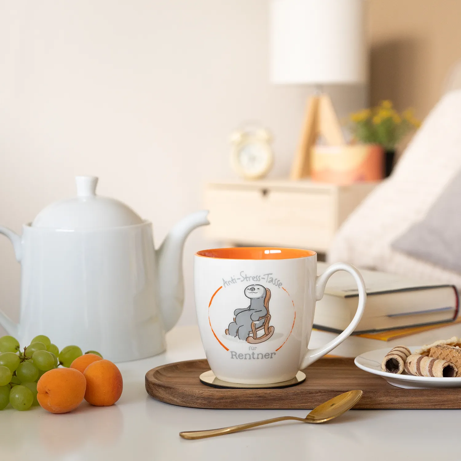 Weiße Keramik-Tasse mit oranger Innenfarbe und Schaf-Motiv