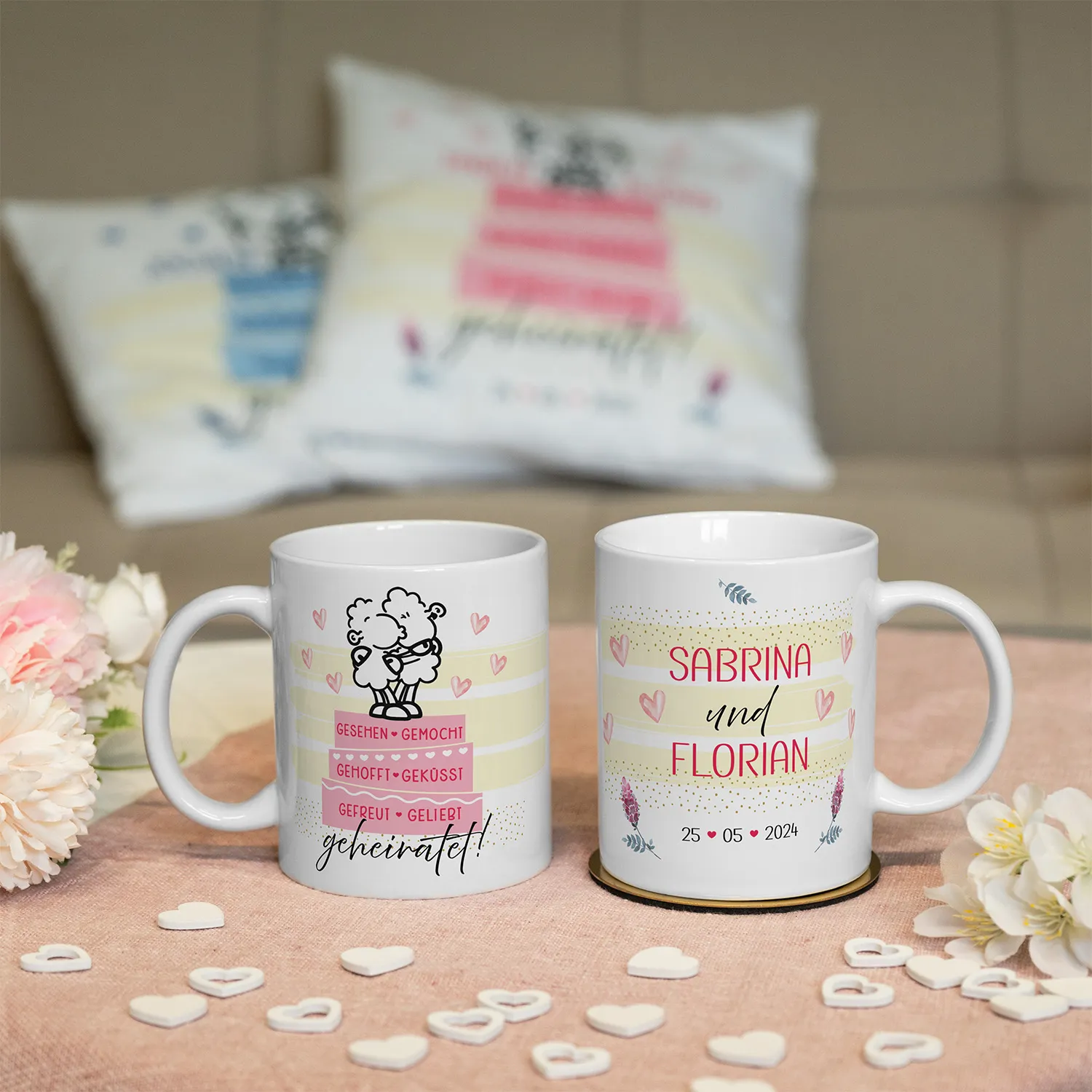Personalisierbare Tasse »Gesehen, gemocht, geheiratet...« mit Name und Datum, weiß/rosa