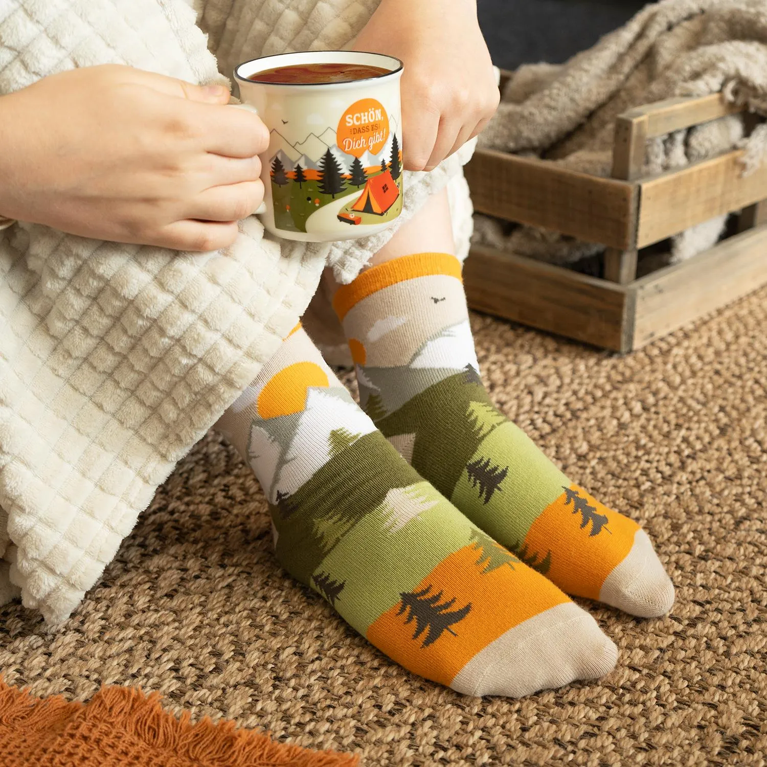 Becher »Berge« mit Berglandschaft und Camping-Motiv in Naturfarben