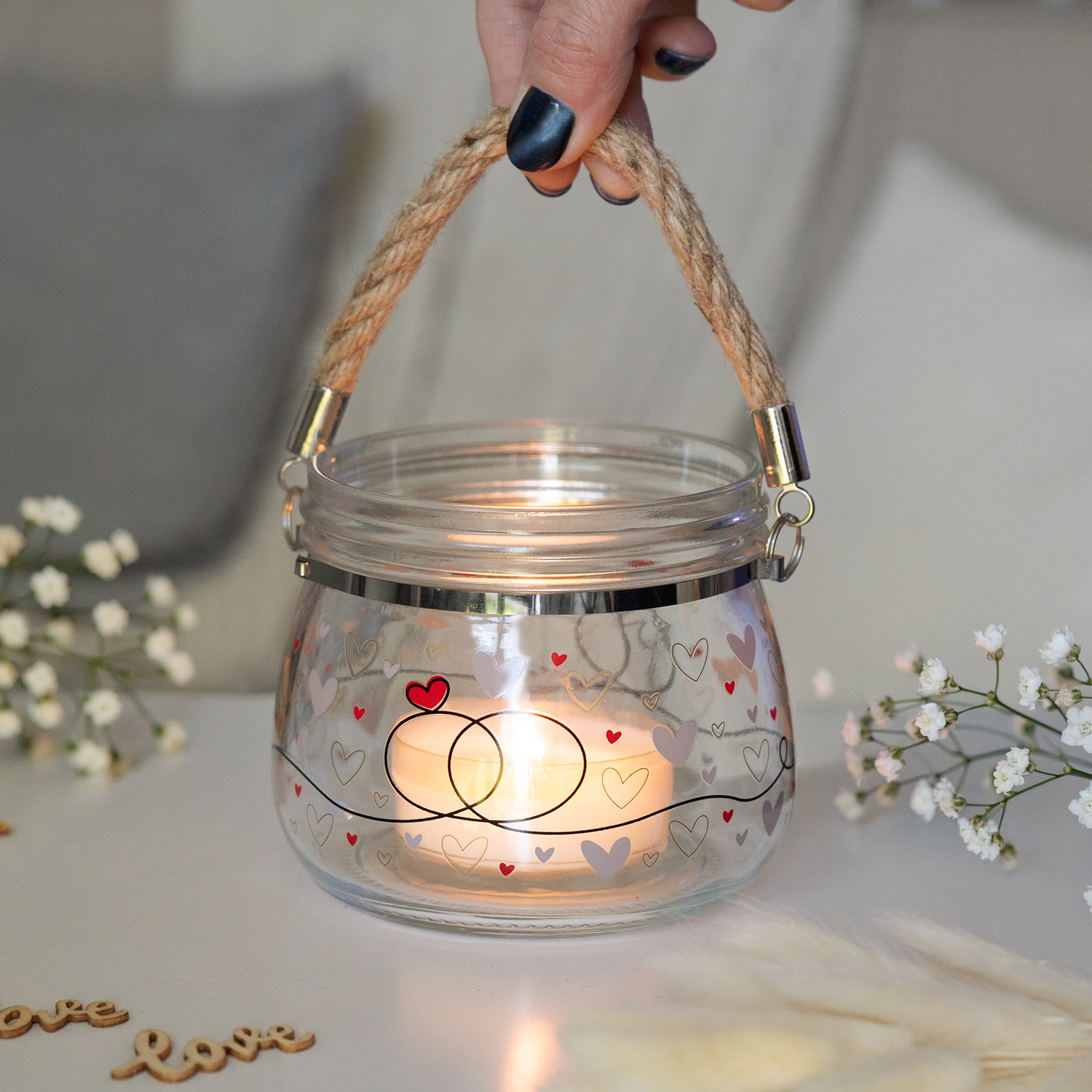 Windlicht aus Glas mit Herz-Muster und Bast-Griff – romantische Deko für Hochzeiten
