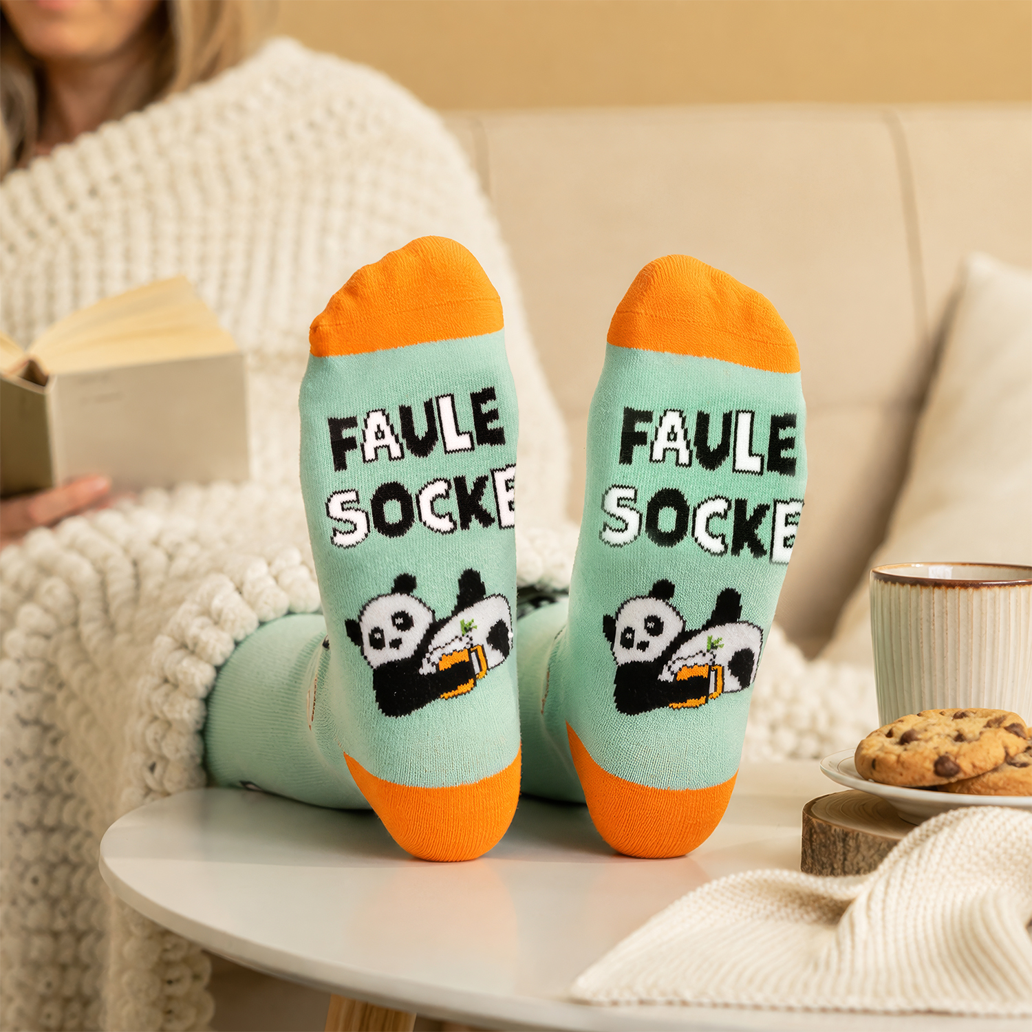 Mintgrüne Zaubersocken mit Panda-Print und orangen Spitzen, Schriftzug FAULE SOCKE