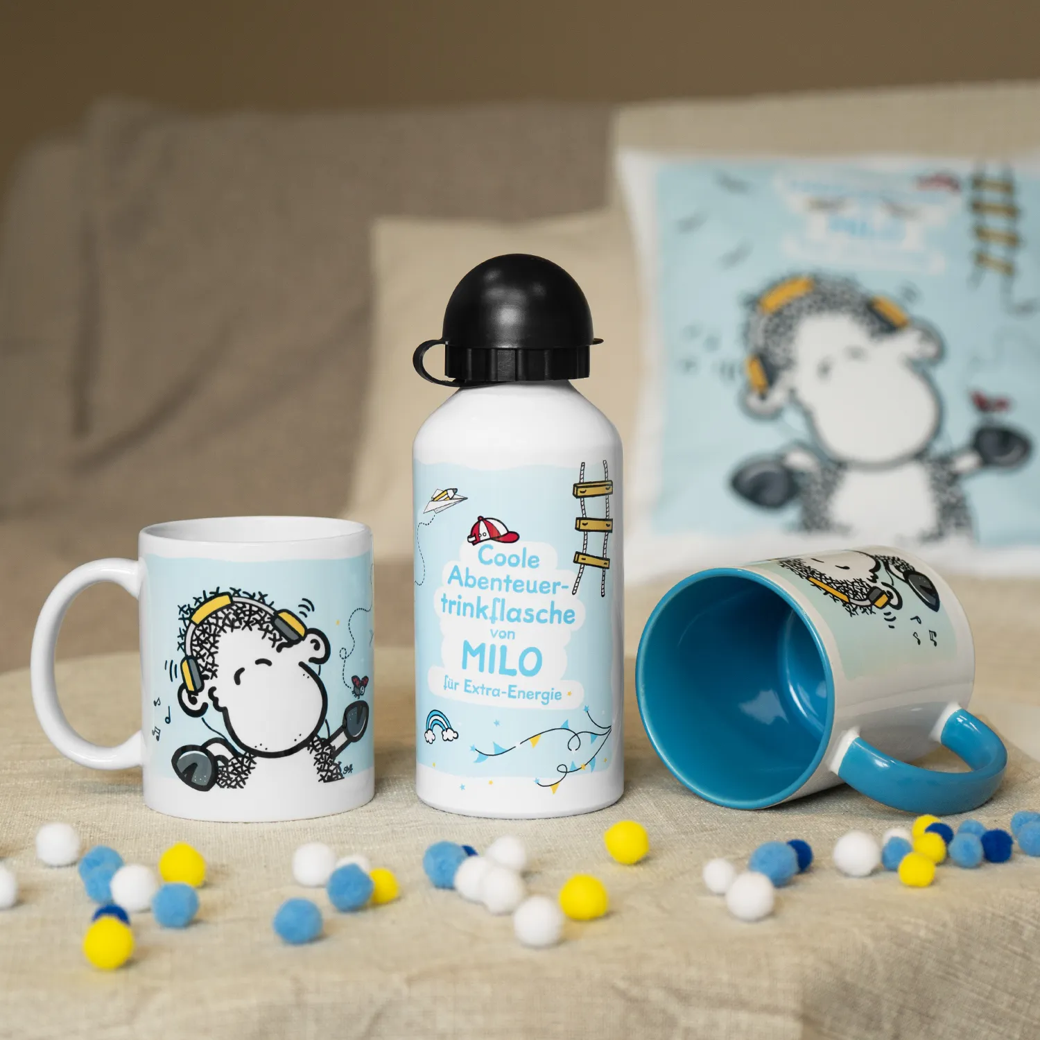 Personalisierte Alu-Trinkflasche mit Schäfchen-Motiv und blauem Etikett, inklusive zwei Verschlüssen