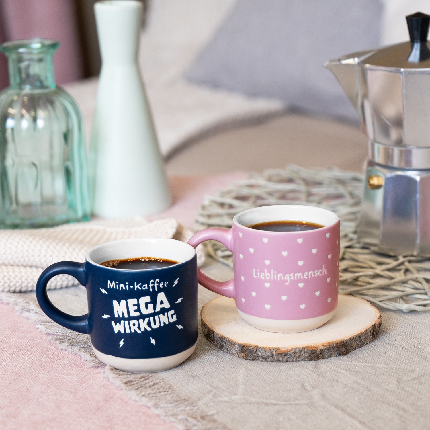 Zwei Keramik-Espressotassen in Dunkelblau und Rosa mit Sprüchen