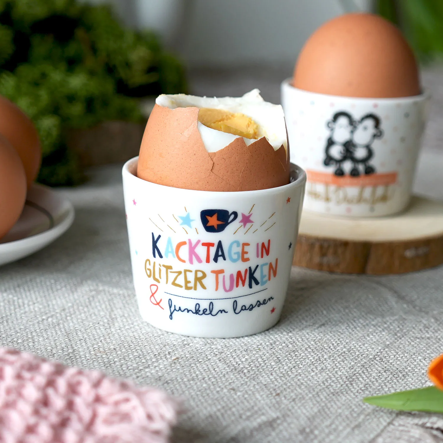 Weißer Porzellan-Eierbecher mit buntem Spruchdruck