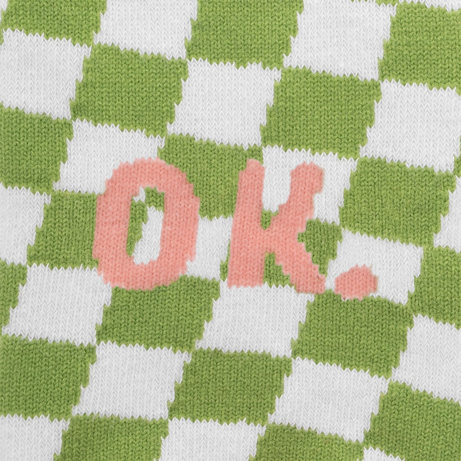 Zaubersocke mit Camouflage-Muster in Grün-Weiß und pinkem Schriftzug OK. CIAO.