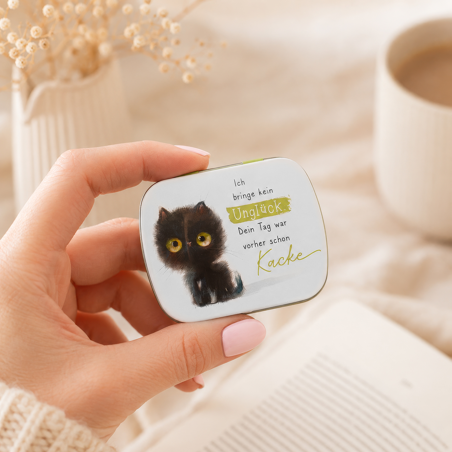 Mintdose mit Katzenmotiv und frechem Spruch: 'Ich bringe kein Glück. Dein Tag war vorher schon Kacke.'