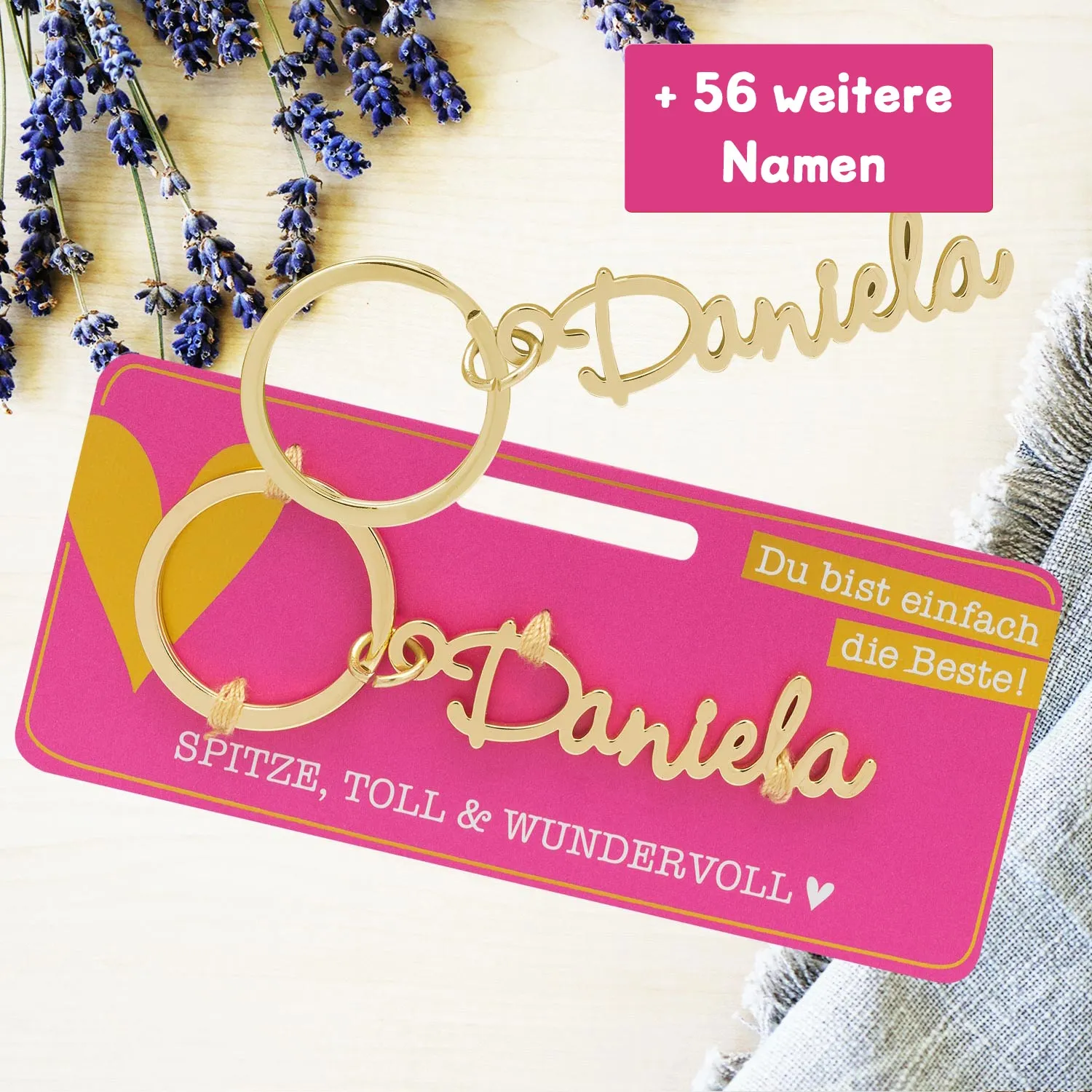 Namens-Schlüsselanhänger Daniela aus Edelstahl mit goldenem Schriftzug und Schlüsselring.