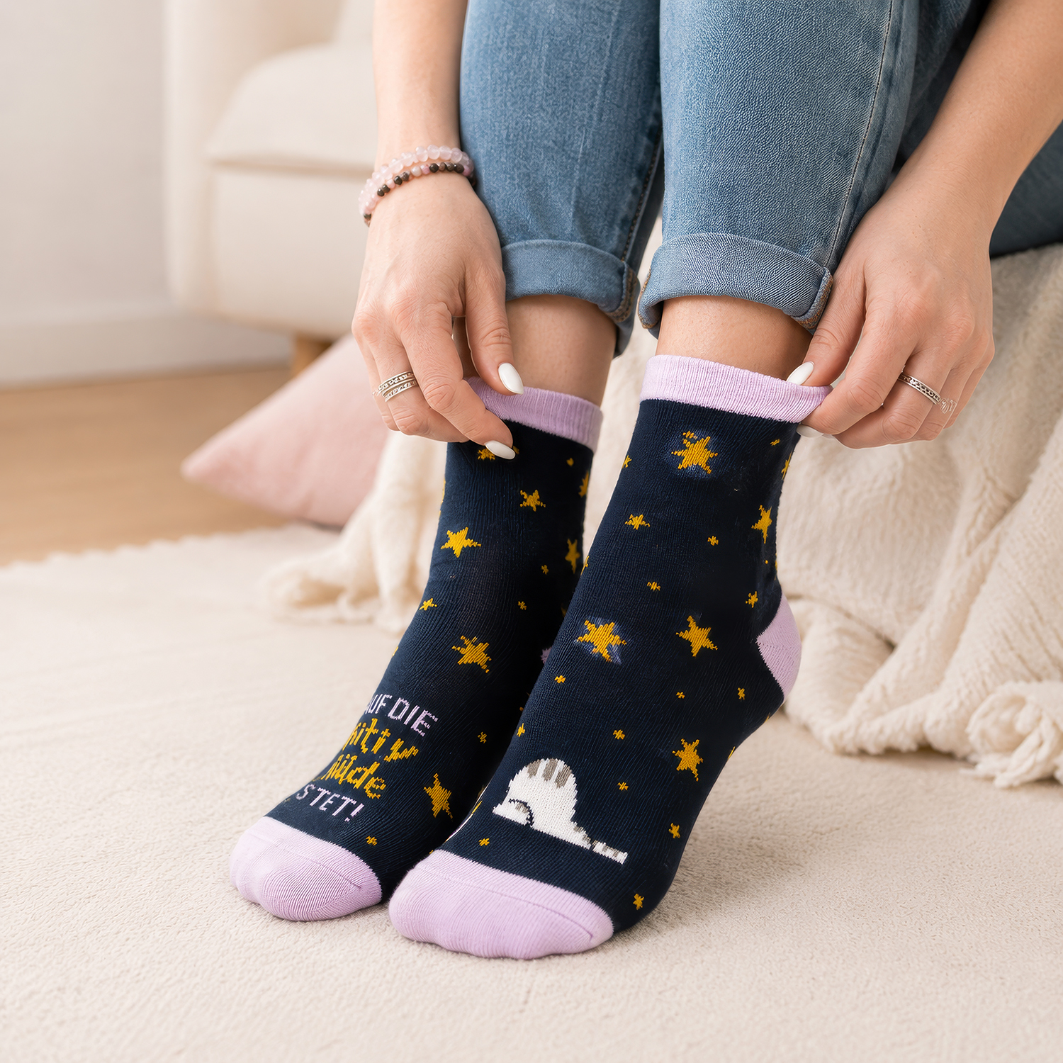Dunkelblaue Zaubersocken Müde mit gelben Sternen, rosa Rand und Zehen