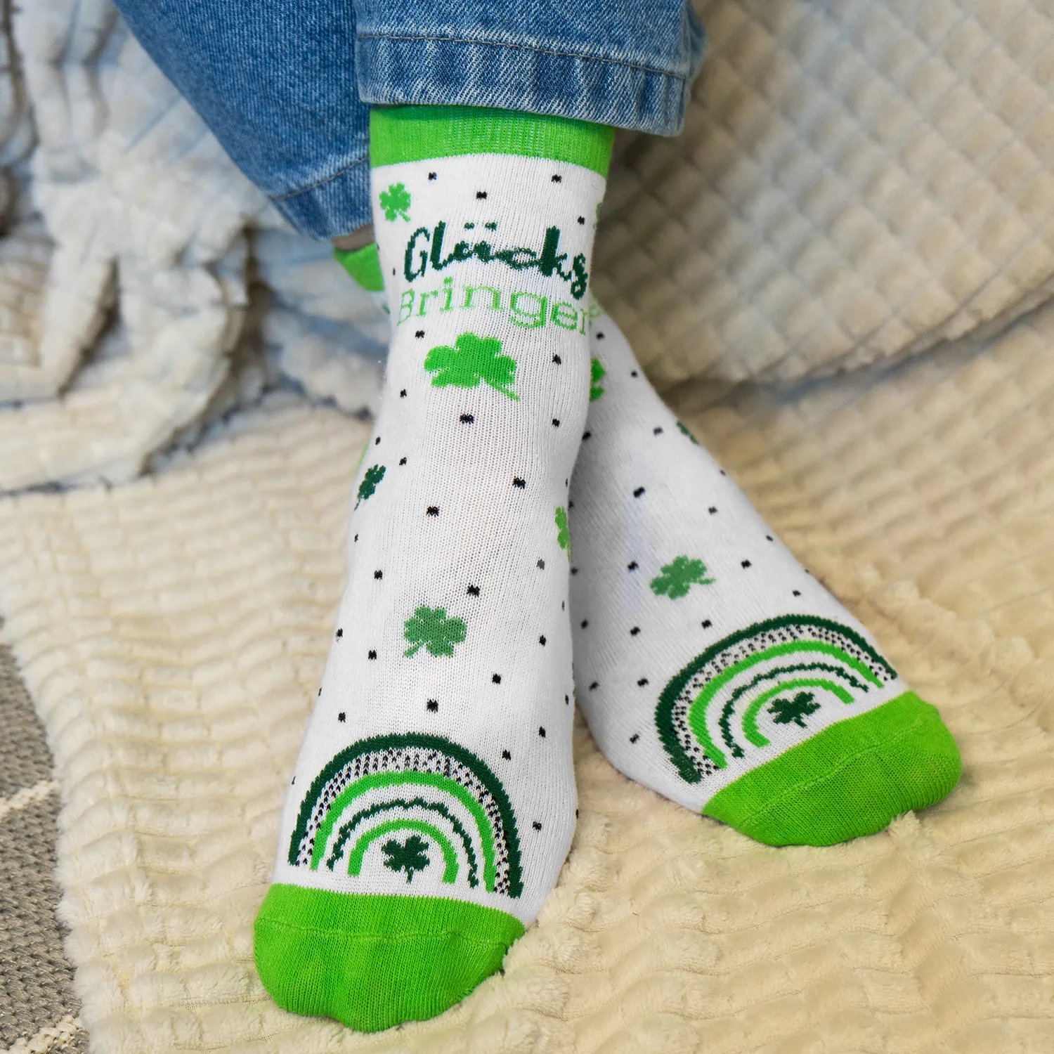Weißer Glücks-Socken mit Kleeblatt- und Regenbogenmotiven, grüne Füße