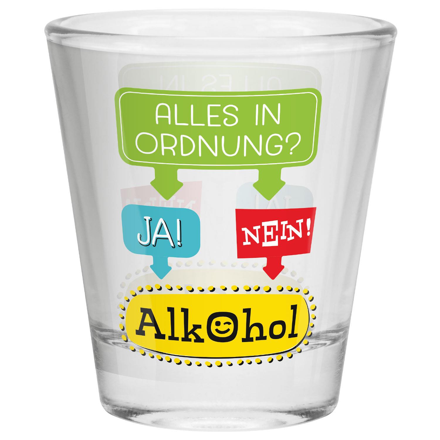 Schnapsglas aus Glas mit grünem 'Alles in Ordnung?' Schild, blauem Ja- und rotem Nein-Pfeil, gelbem Alcohol-Label.