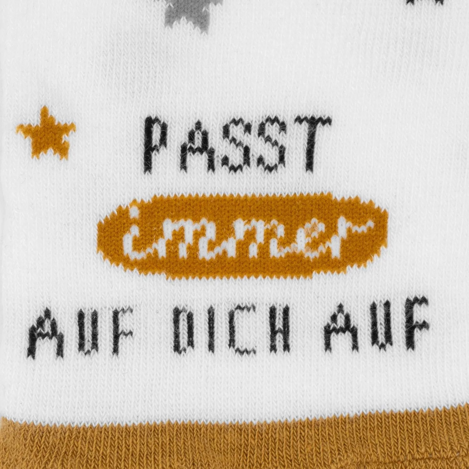 Weiße Zaubersocken mit kleinem Schutzengel-Motiv in warmen Farben