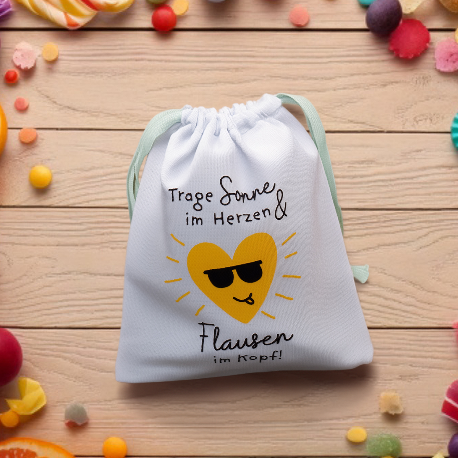 Hellblaues Canvas-Geschenksäckchen mit gelbem Herz und Sonnenbrille