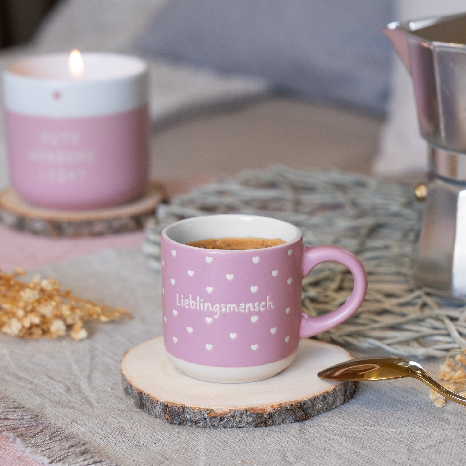 Rosa Espressotasse mit Herzchenmuster und Schriftzug Lieblingsmensch