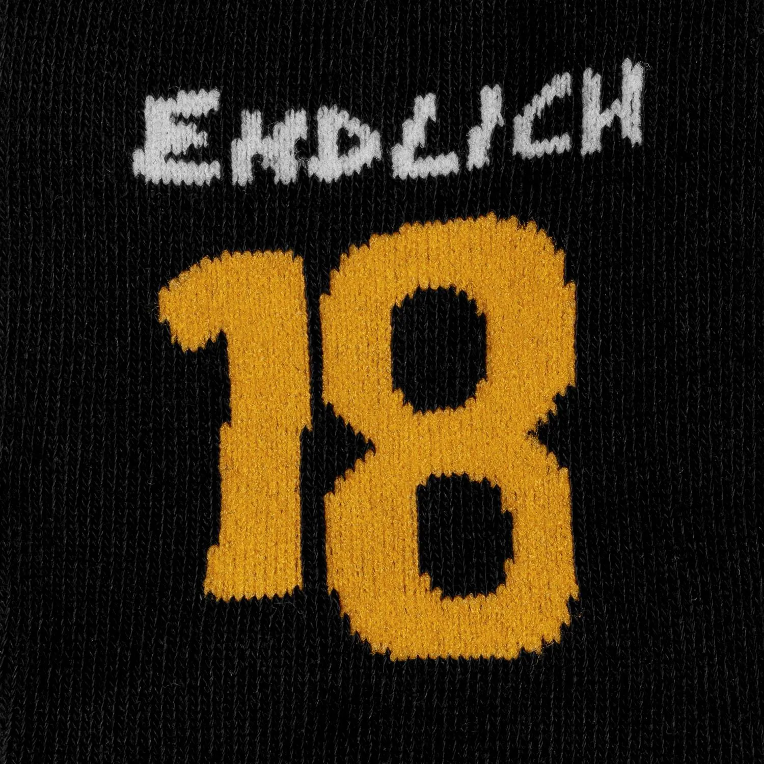 Schwarze Socke mit oranger Zahl 18 und weißem Schriftzug Endlich