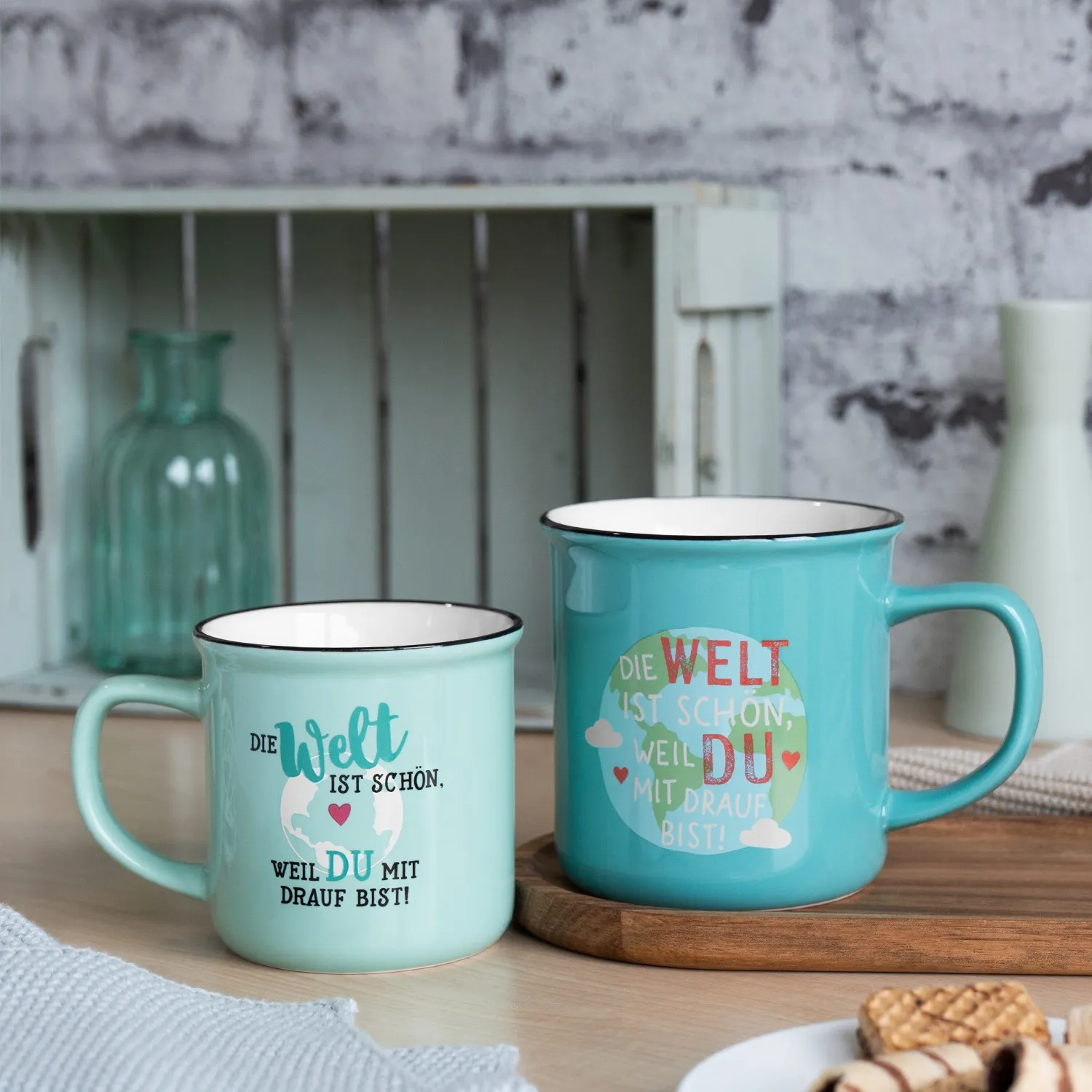 XL-Lieblingsbecher in Pastell-Türkis mit Spruch: 'DIE WELT IST SCHÖN, WEIL DU MIT DRAUF BIST!'