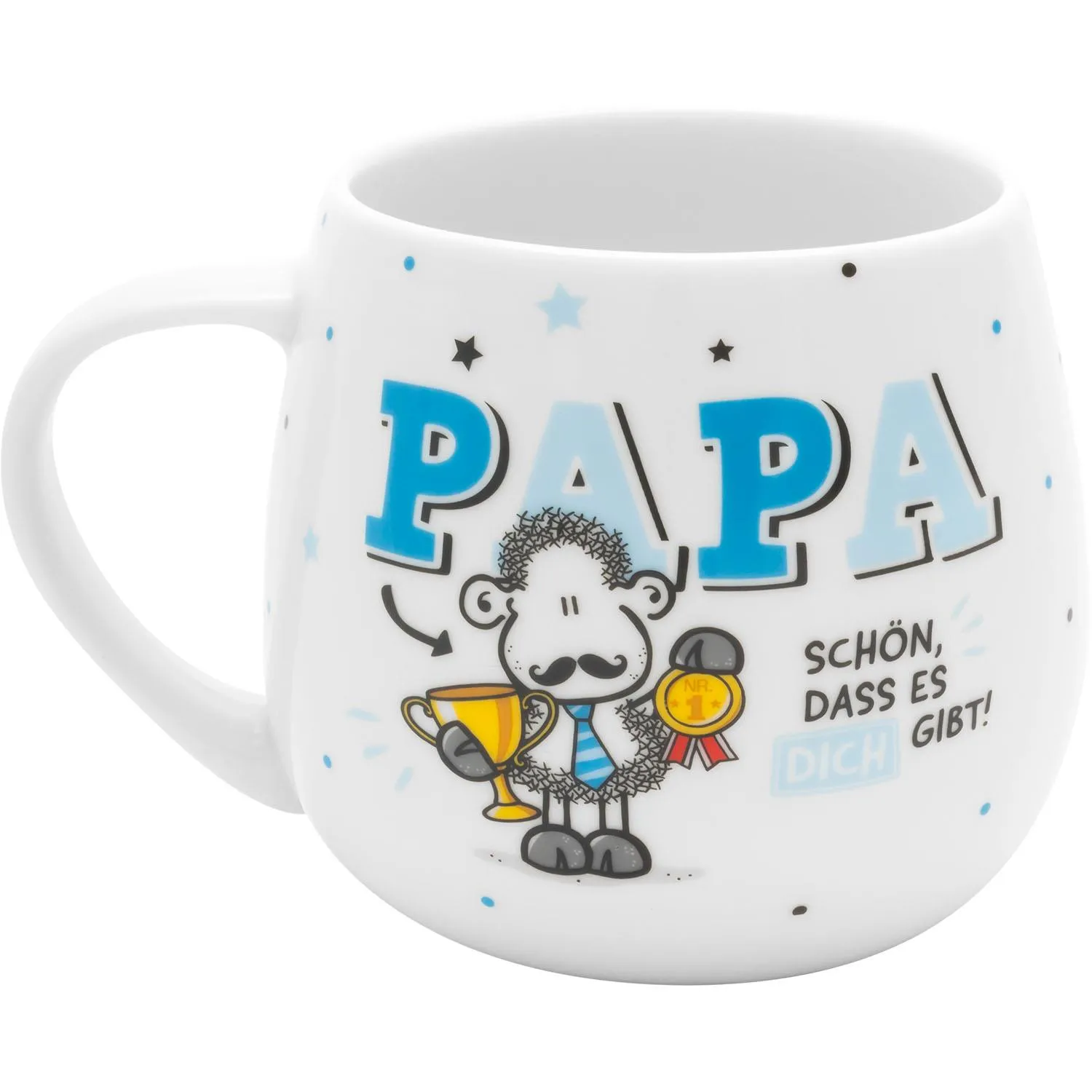 Weiße Porzellan-Tasse mit blauem PAPA-Schriftzug und Cartoon-Schaf mit Pokal.