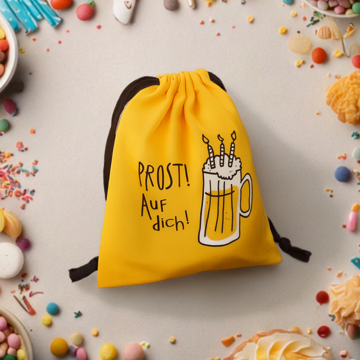 Gelbes Geschenksäckchen mit Prost-Motiv (Bierkrug) und Zugband