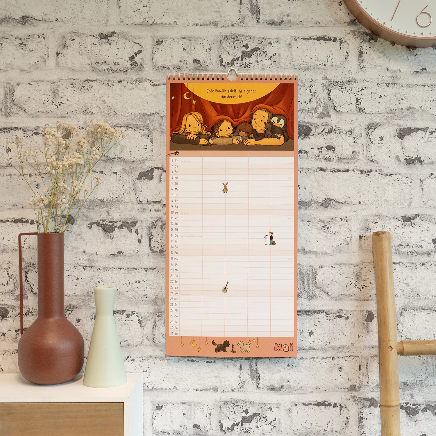 Pfirsichfarbener Familienplaner 2026 Anouk an Wand, Spiralbindung, Kalender mit Rasterstruktur