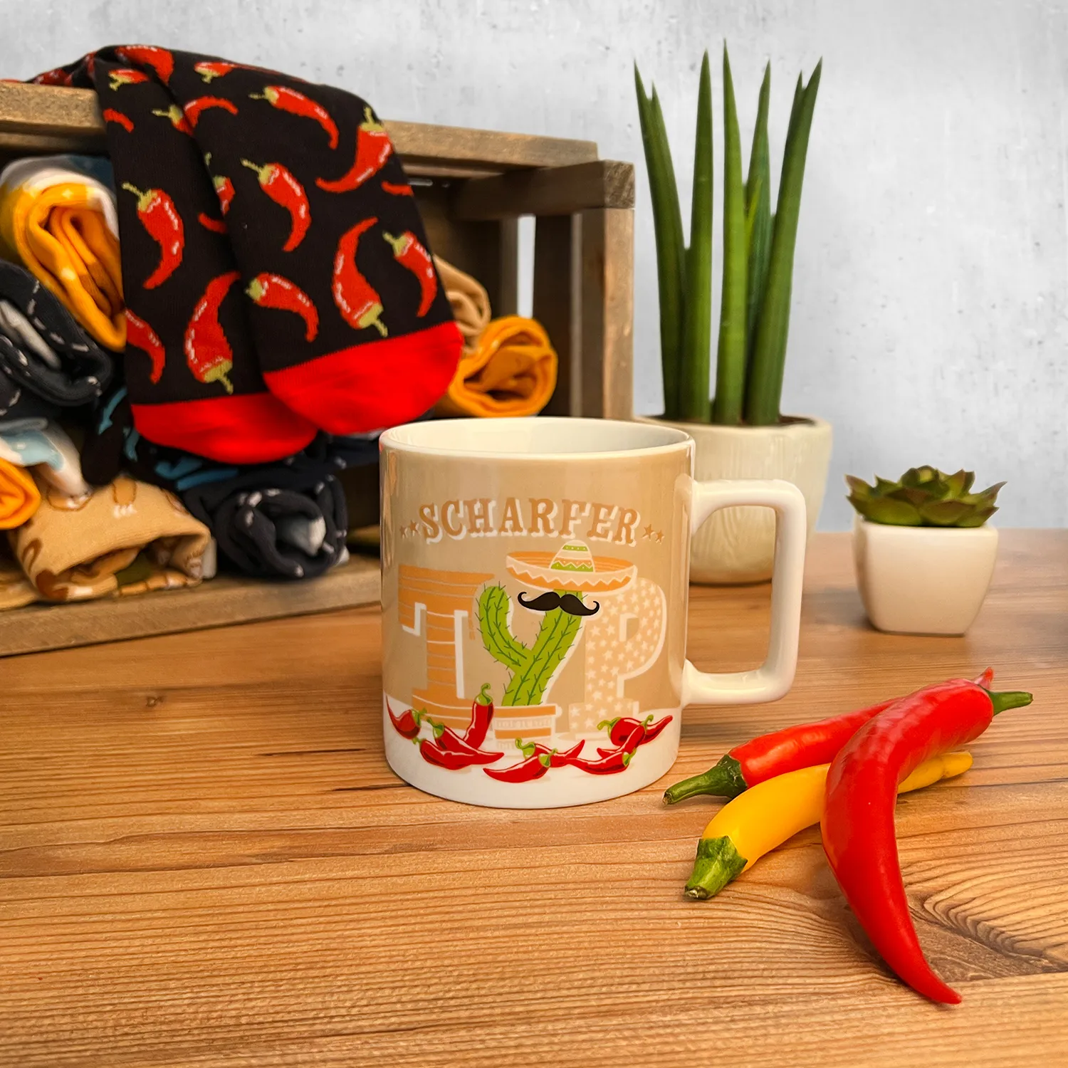 Beige Porzellan-Tasse mit Kaktus-Motiv, Sombrero, Chili-Druck