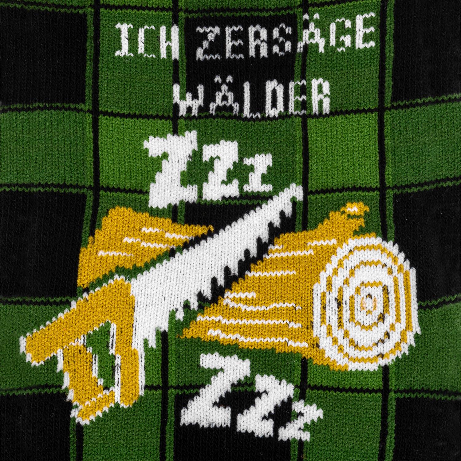 Gestrickte Socke mit gelber Motorsäge auf grün kariertem Muster